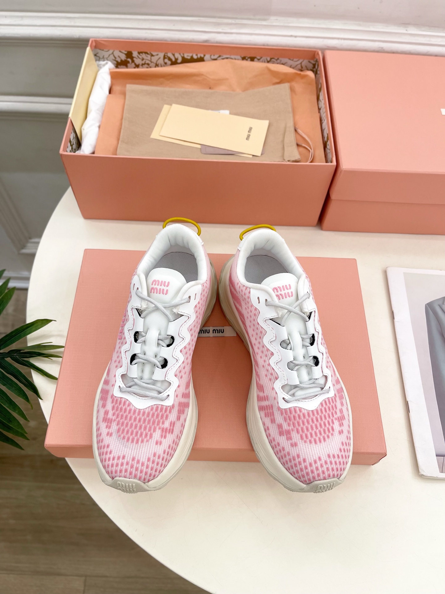 Miu Miu | 缪缪  25𝐬𝐬

🖤2025早春新品 专柜主打最新走秀款 织物休闲运动鞋火爆上新！