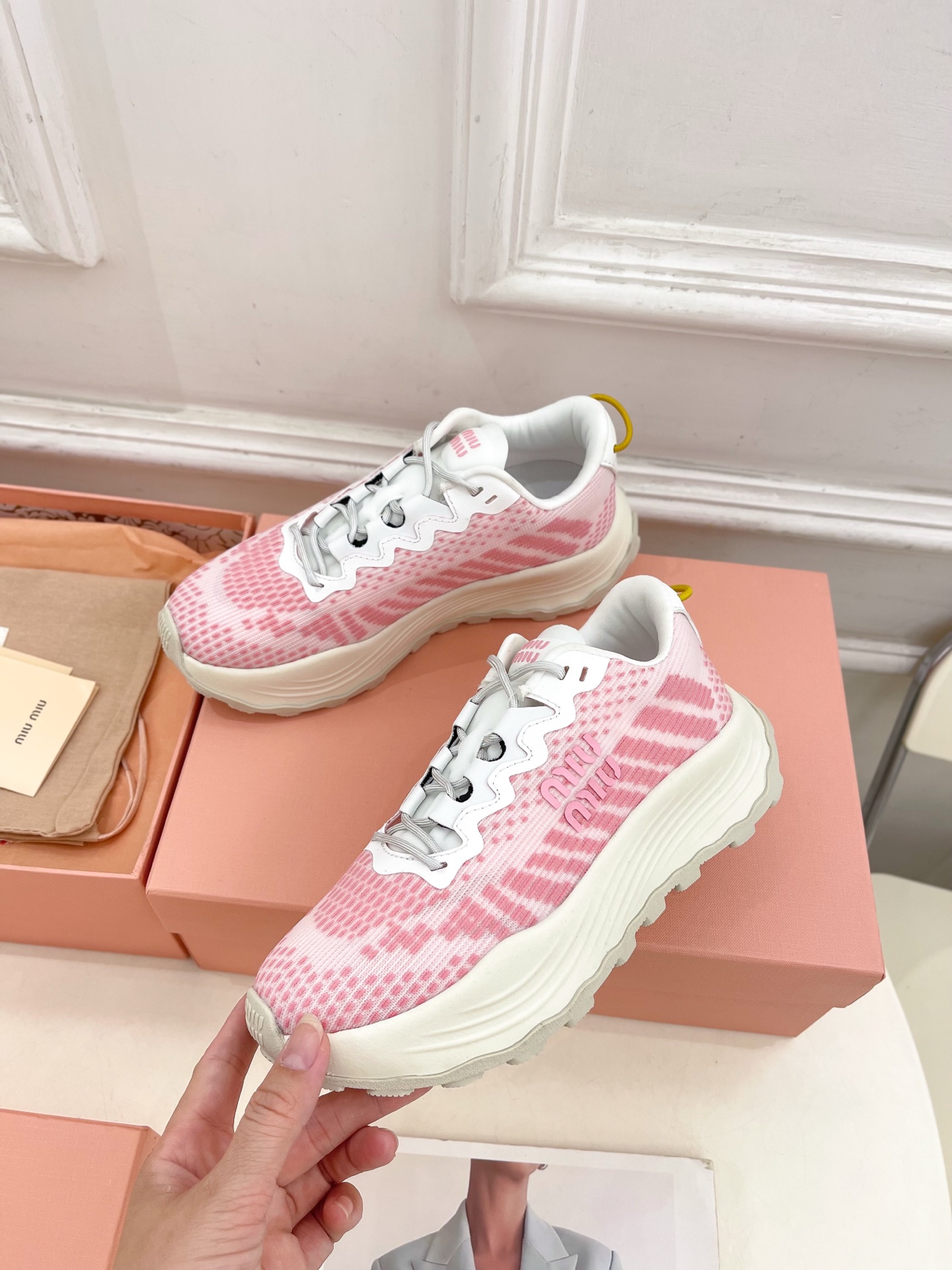 Miu Miu | 缪缪  25𝐬𝐬

🖤2025早春新品 专柜主打最新走秀款 织物休闲运动鞋火爆上新！