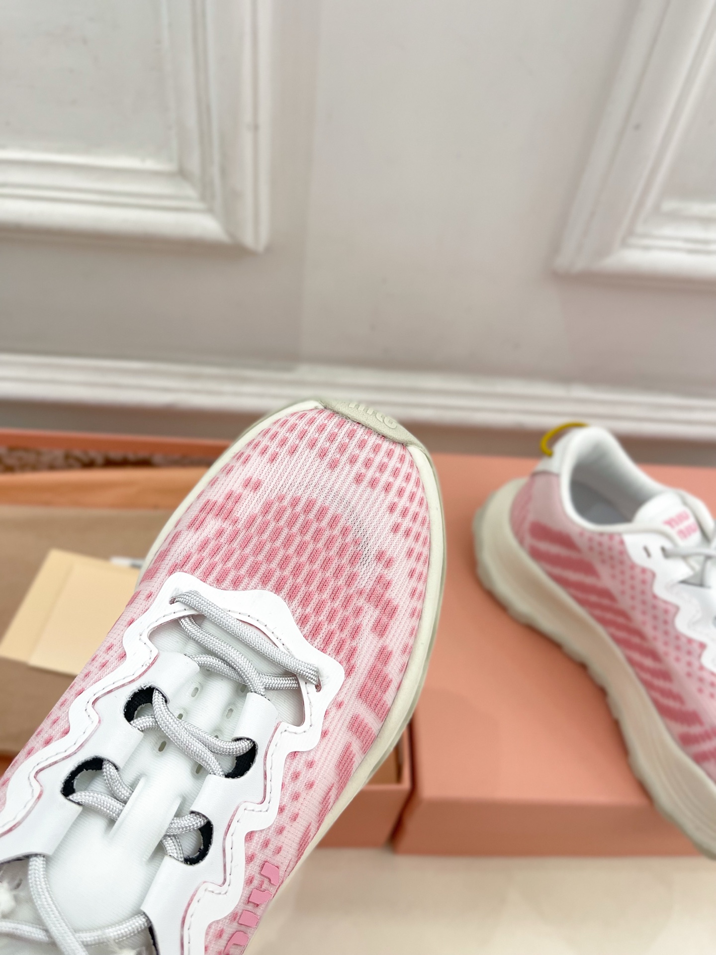 Miu Miu | 缪缪  25𝐬𝐬

🖤2025早春新品 专柜主打最新走秀款 织物休闲运动鞋火爆上新！