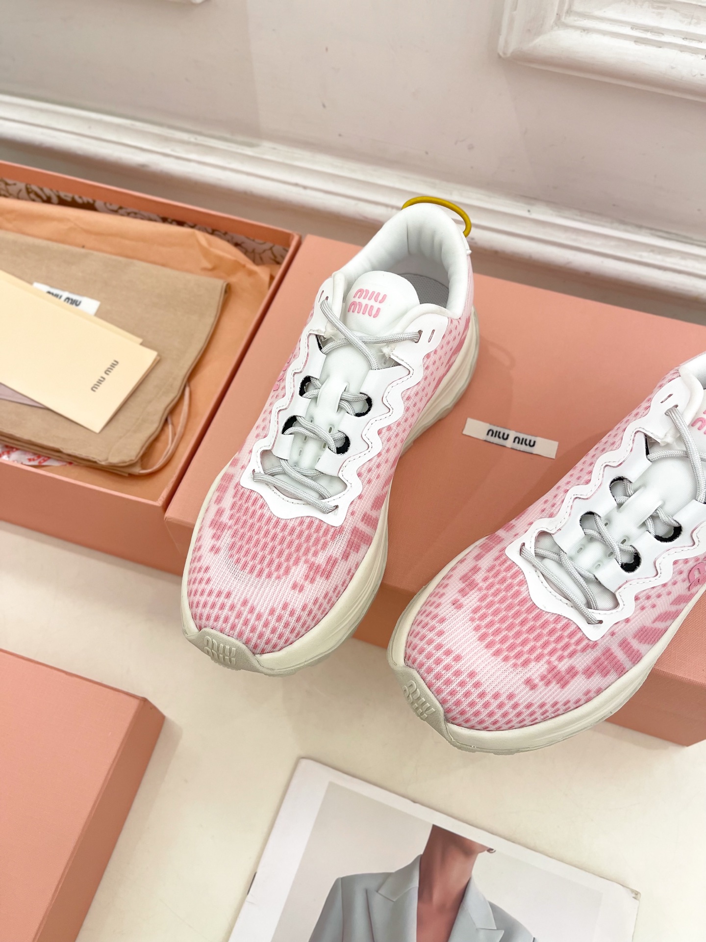 Miu Miu | 缪缪  25𝐬𝐬

🖤2025早春新品 专柜主打最新走秀款 织物休闲运动鞋火爆上新！