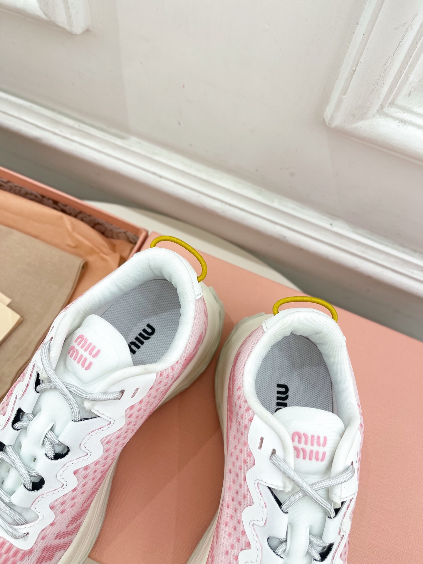 Miu Miu | 缪缪  25𝐬𝐬

🖤2025早春新品 专柜主打最新走秀款 织物休闲运动鞋火爆上新！