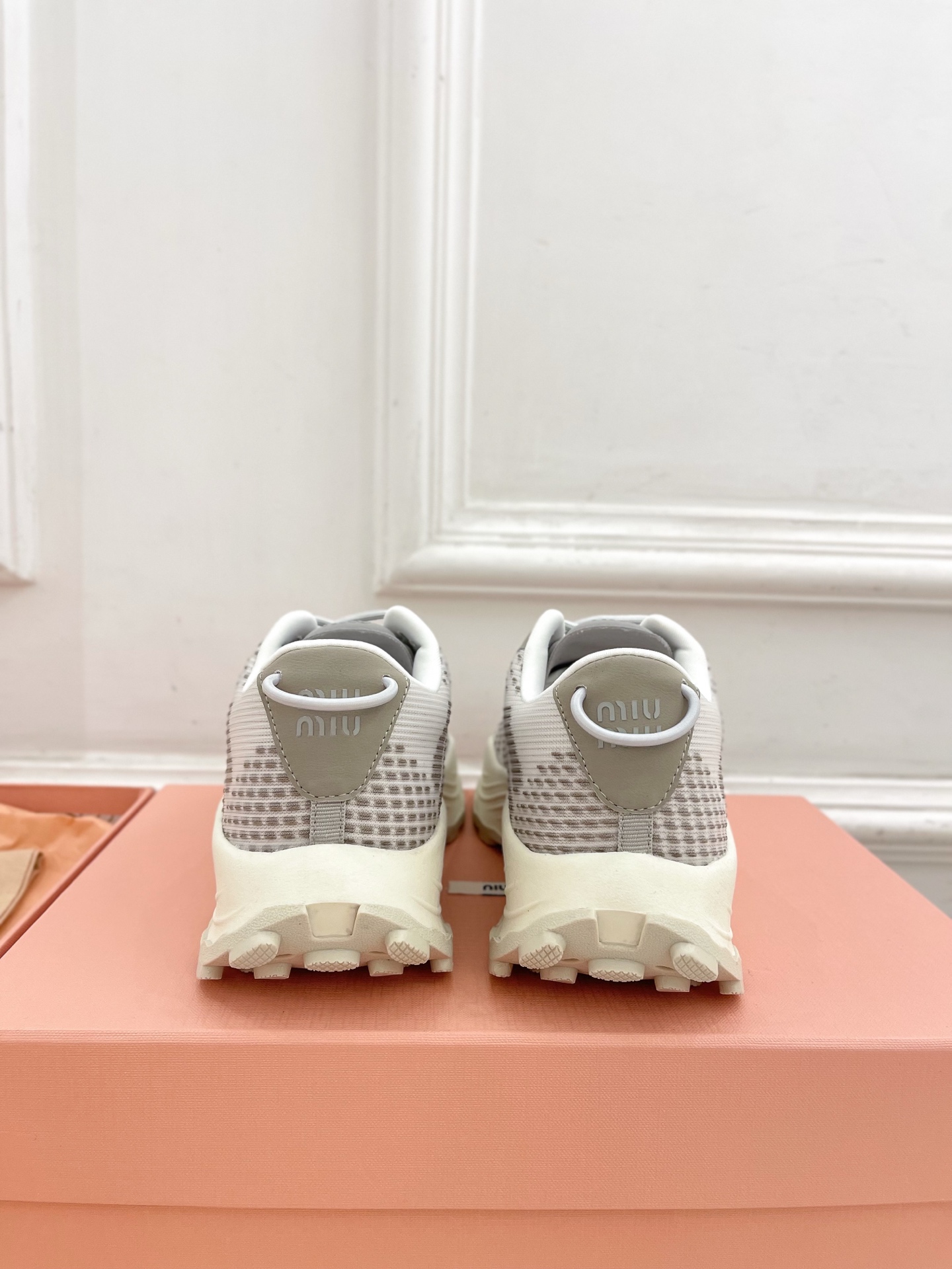 Miu Miu | 缪缪  25𝐬𝐬

🖤2025早春新品 专柜主打最新走秀款 织物休闲运动鞋火爆上新！
