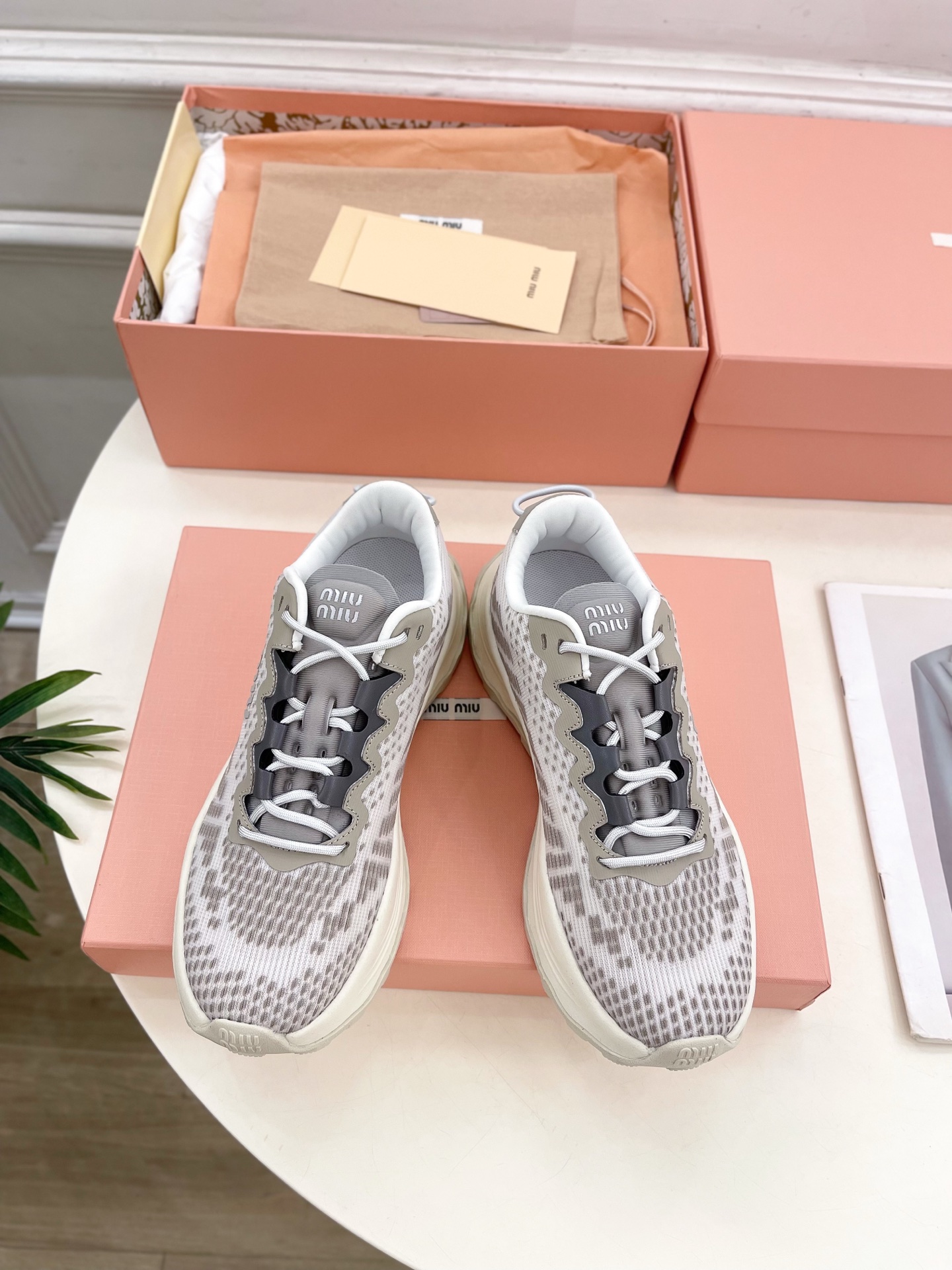 Miu Miu | 缪缪  25𝐬𝐬

🖤2025早春新品 专柜主打最新走秀款 织物休闲运动鞋火爆上新！