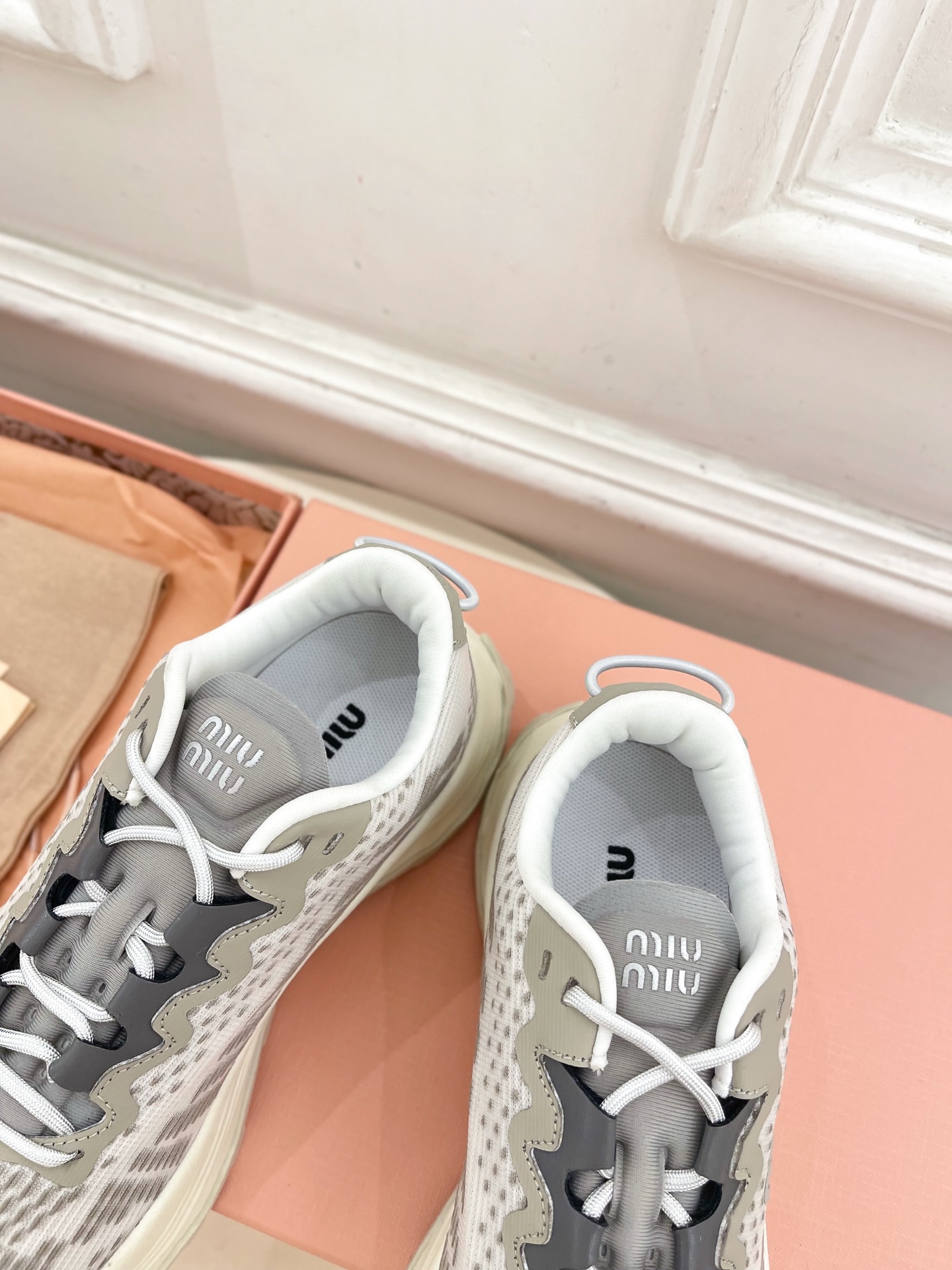 Miu Miu | 缪缪  25𝐬𝐬

🖤2025早春新品 专柜主打最新走秀款 织物休闲运动鞋火爆上新！