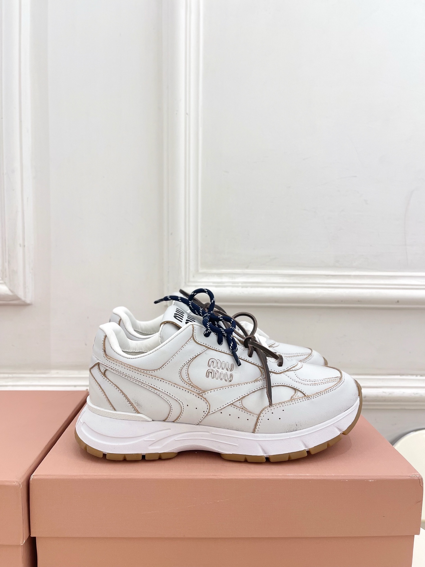 Miu Miu | 缪缪  25𝐬𝐬

🖤2025早春新品 专柜主打最新走秀款 美式复古风老爹鞋运动鞋火