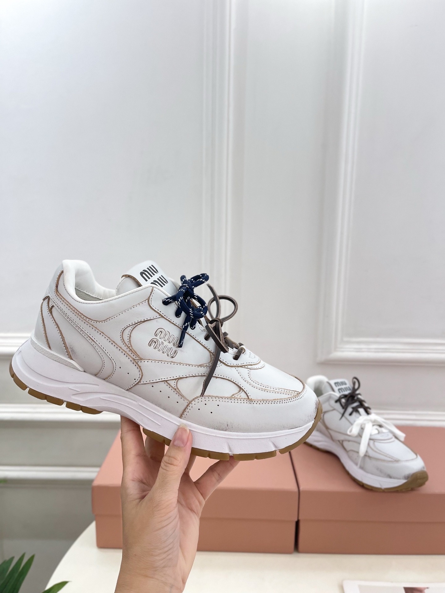 Miu Miu | 缪缪  25𝐬𝐬

🖤2025早春新品 专柜主打最新走秀款 美式复古风老爹鞋运动鞋火