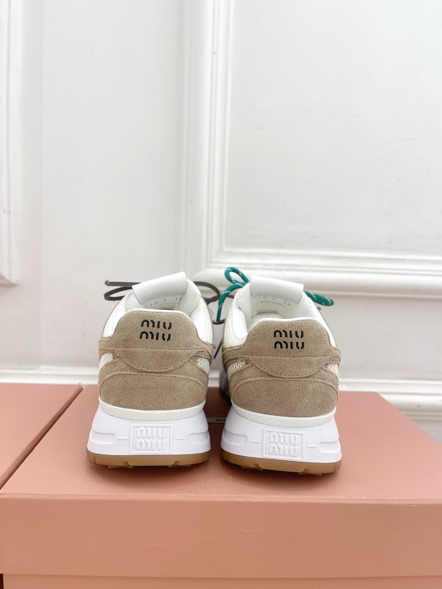 Miu Miu | 缪缪  25𝐬𝐬

🖤2025早春新品 专柜主打最新走秀款 美式复古风老爹鞋运动鞋火