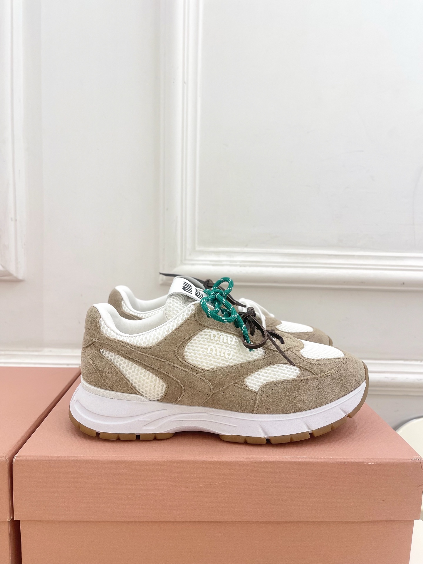 Miu Miu | 缪缪  25𝐬𝐬

🖤2025早春新品 专柜主打最新走秀款 美式复古风老爹鞋运动鞋火