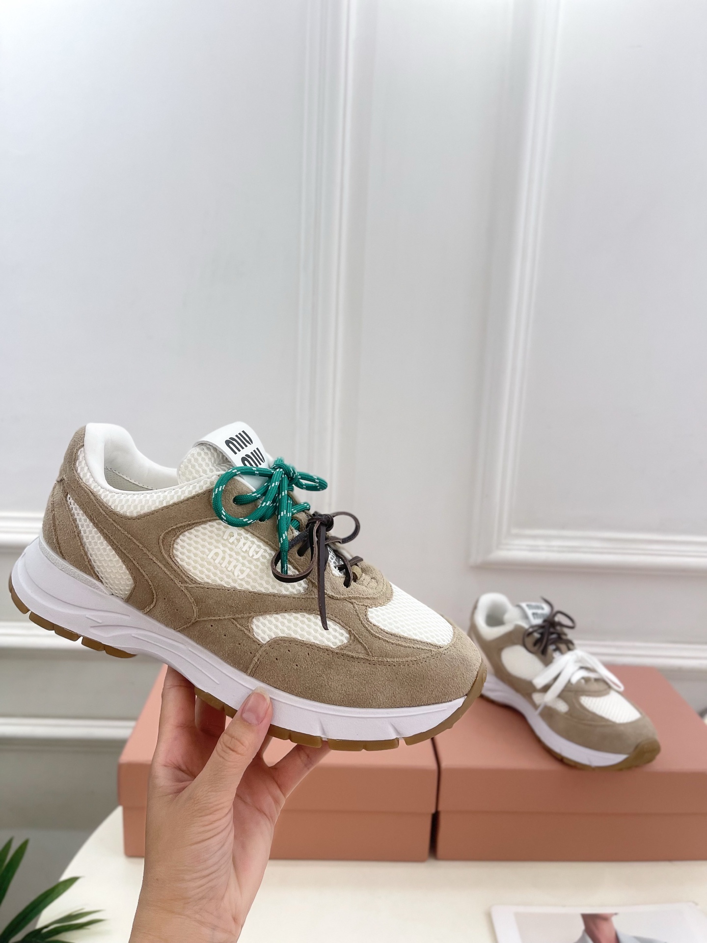 Miu Miu | 缪缪  25𝐬𝐬

🖤2025早春新品 专柜主打最新走秀款 美式复古风老爹鞋运动鞋火