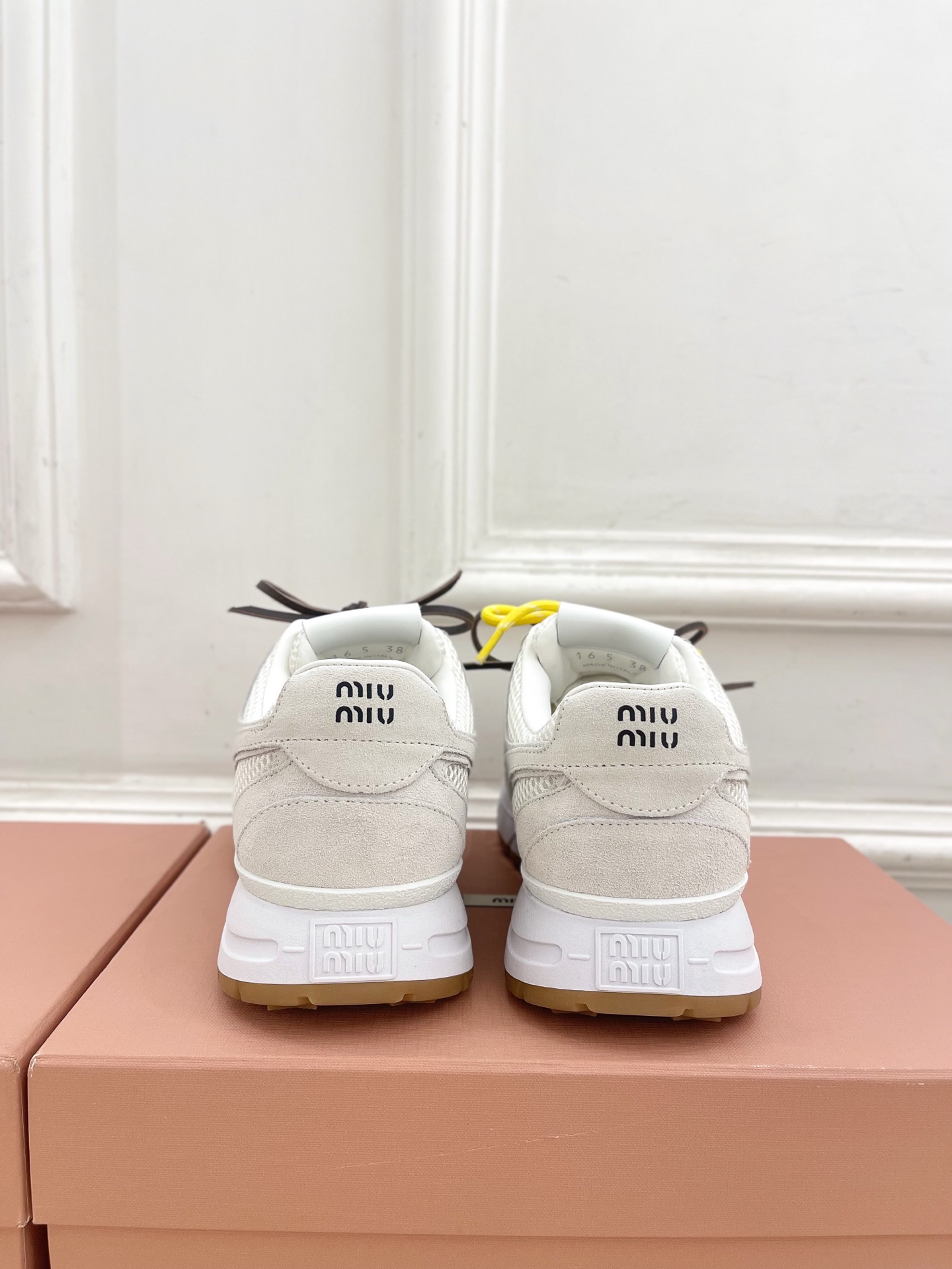 Miu Miu | 缪缪  25𝐬𝐬

🖤2025早春新品 专柜主打最新走秀款 美式复古风老爹鞋运动鞋火