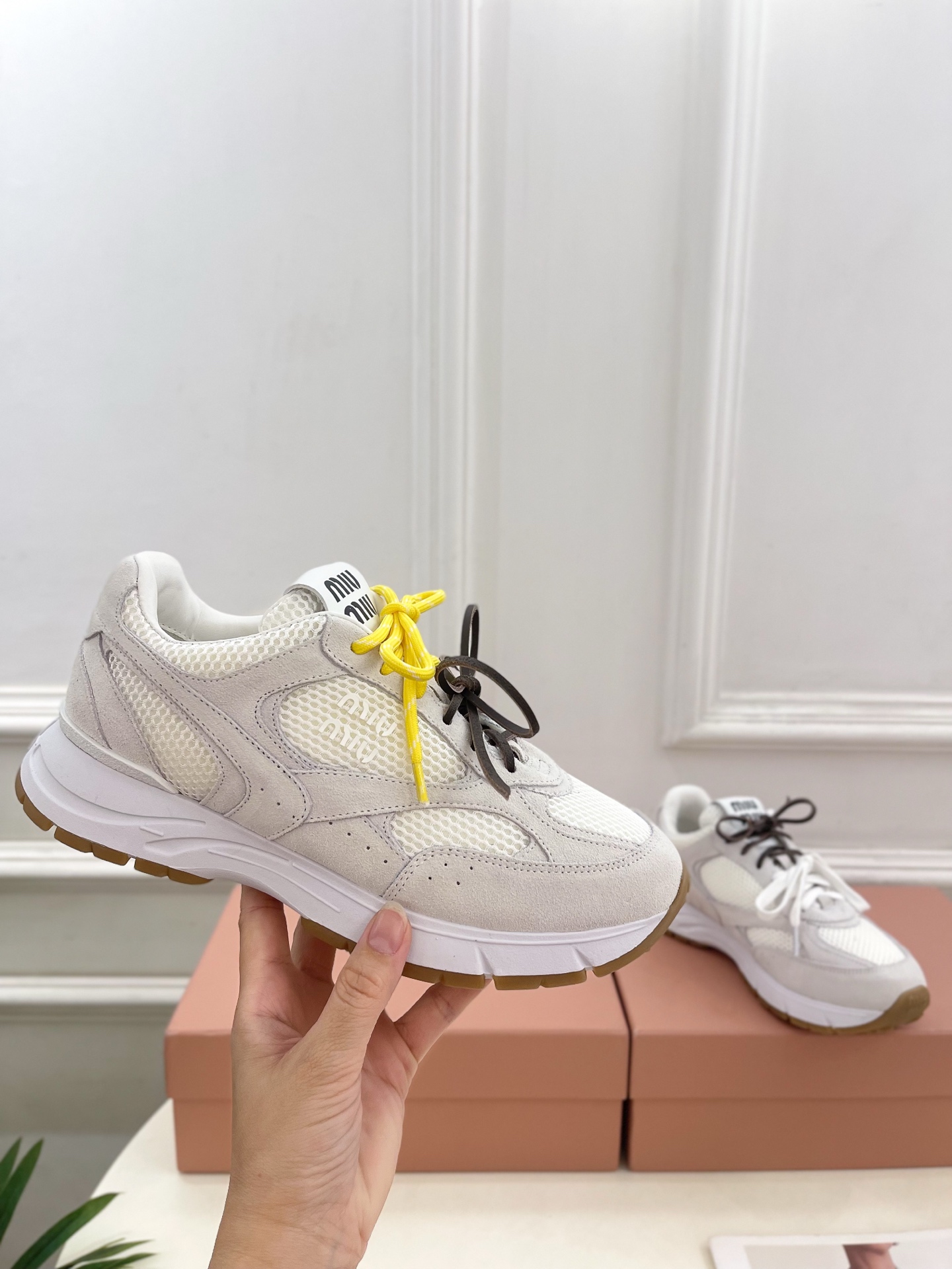 Miu Miu | 缪缪  25𝐬𝐬

🖤2025早春新品 专柜主打最新走秀款 美式复古风老爹鞋运动鞋火