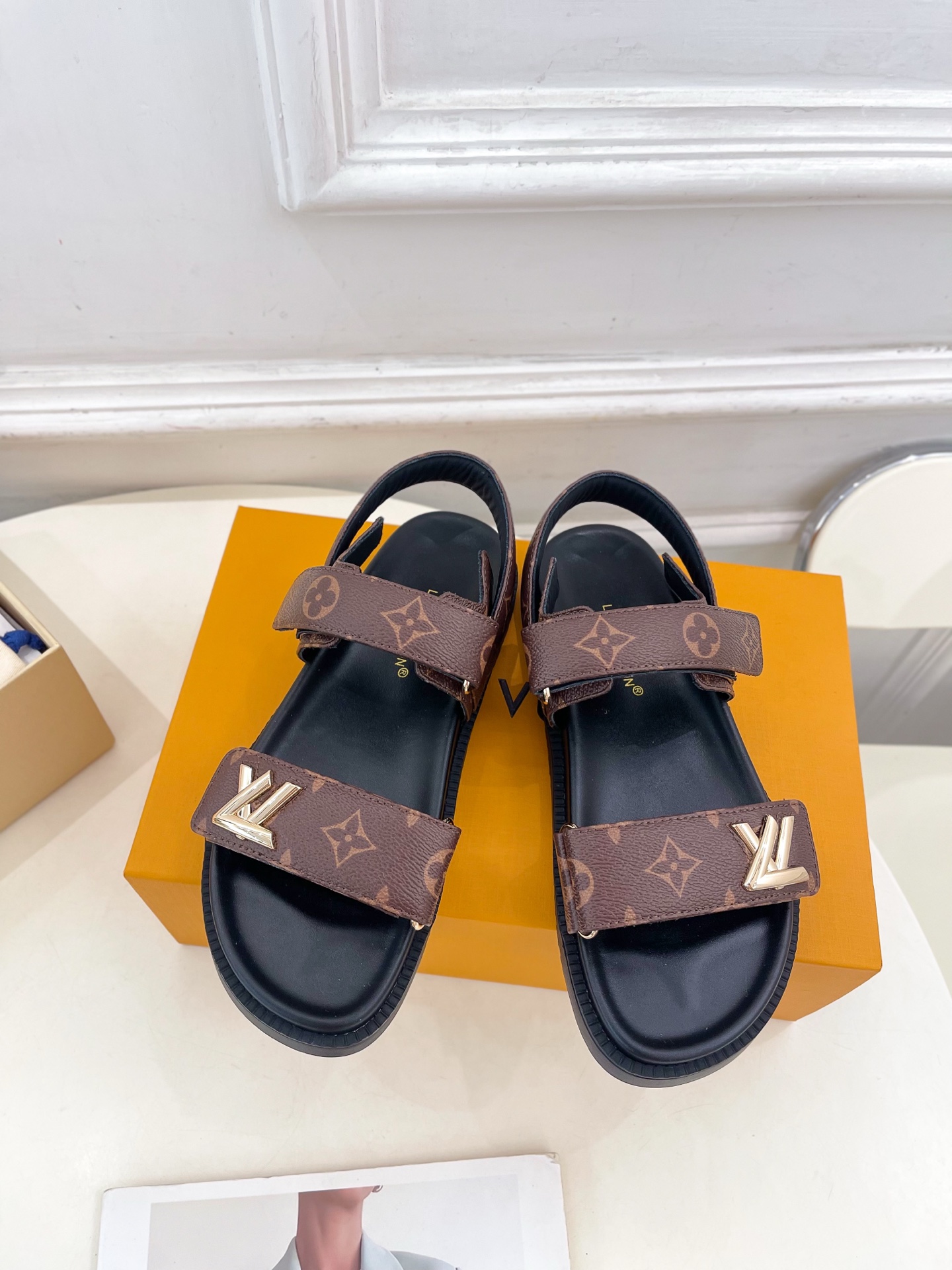NO:408204,LV | Louis Vuitton 25 Spring and Summer New Model, Top version, the original version is consistent, the counter focuses on the latest model, LV SUNSET COMFORT Velcro flat sandals, Hard goods are new, BS purchasing level!  Full of high-end feeling!  A popular model from domestic and foreign bloggers, retro and fashionable, beautiful!  Official website main model★ ━━━━━ t ━━━━━━━━━━━━━━━━━━━━━━━━━━━━━━━━━━━━━━━━━━━━━━━━━━━────35-39 (40, 41 can be customized) Slippers Sandals, slippers sandals, louis vuitton, louis vuitton, sandals, slippers, cowhide19860909LV | 路易威登 25 春夏新款 顶级版本原版一致 专柜主打最新款 LV SUNSET COMFORT魔术贴平底凉鞋 硬货上新 BS代购级别！高级感十足！国内外博主刷爆的一款,复古又时髦上脚美炸了！官网主推款★ ━━━━━ t ━━━━━ 鞋面原版定制老花牛仔布 内里进口牛皮里 大底原版开模橡胶大底 鞋码: 35-39（40、41可定制） 拖鞋 凉鞋,拖鞋凉鞋,louis vuitton,louis vuitton,sandals,slippers,cowhide,Women's Shoes