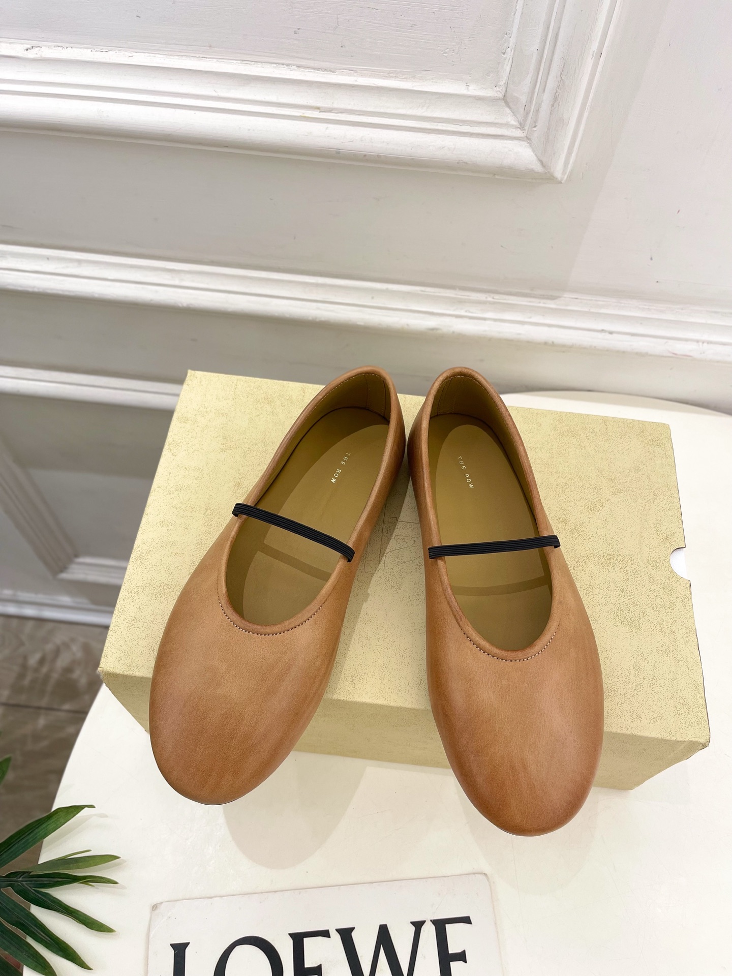 NO:408200,The row New spring and summer retro flat ballet shoes ————————— As the most popular designer brand in the past two years, the design is simple, the details are clever, fresh and refined!  If you don’t want to get a lot of models on the street, you can check out this brand. It is relatively niche but it is so easy to match. This brand can be seen everywhere in Ins and Xiaohongshu!  BS original one-to-one comparison custom-made!  Original special lambskin on the upper, imported mixed-bred lambskin on the inner lining, original large sole open mold, anti-slip wear-resistant, high flat sole, size 35~39 (40.41 custom made, no return or exchange) ox back velvet, leather, ballet shoes, sheepskin19860909The row 春夏新品复古平底芭蕾鞋 ————————— 作为这两年最受欢迎的设计师牌,设计简单、细节巧妙、清新脱俗！ 不想满大街撞款的可以看看这个品牌,比较小众却又是那么好搭配,ins、小红书随处可见这个品牌的身影 ！BS原版一比一定制！ 鞋面原版特定小羊皮 内里进口混种羊皮 大底原版开模防滑耐磨大底 跟高平底 码数35~39(40.41订做不退换） 牛反绒、皮面,芭蕾舞鞋,sheepskin,Women's Shoes