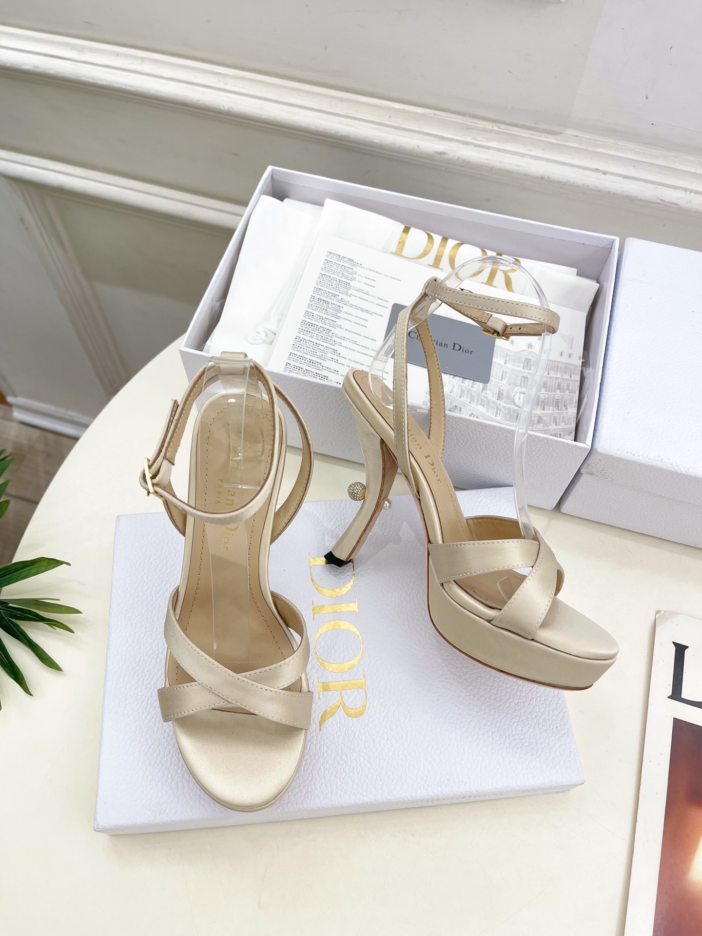 Dior |  迪奥 25 𝐬𝐬 

🧡💚2025春夏新品 顶级版本⚠️
专柜主打新款 Dior Tri