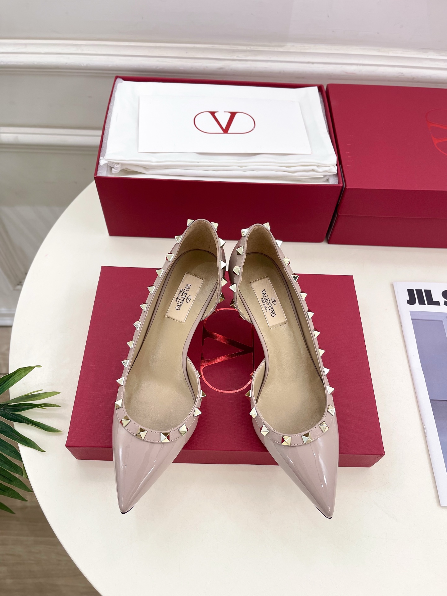 NO:411431,Valentino 2025ss Spring and Summer New Product VT pointed toe hollow rivet high heels are available for new ones ———————————————— Valentino Garavani’s classic “Roman Stud” series is launched in a new interpretation! The latest golden V-buckle elements are full of high-end feeling! BS is very fashionable~ High-customized imported beef patent leather with upper, imported goat skin with inner lining, original Italian leather outsole, heel height 6cm/8.5cm, size 35-39 (34.40.41.42 custom made without return) Price, high heels, valentino, valentino, high heels, sheepskin, Leather soles19860909Valentino 华伦天奴 2025ss春夏新品 VT尖头内空鉚钉高跟鞋上新 —————————————— Valentino Garavani 的经典“Roman Stud”系列以全新的诠释方式首发！最新金色V扣元素 满满的高级感 ！BS时尚度爆棚～ 鞋面高定制进口牛漆皮 内里进口山羊皮里 大底原版意大利真皮大底 跟高6cm/8.5cm 码数35-39（34.40.41.42定做不退换） 价格,高跟鞋,valentino,valentino,high heels,sheepskin,Leather soles,Women's Shoes