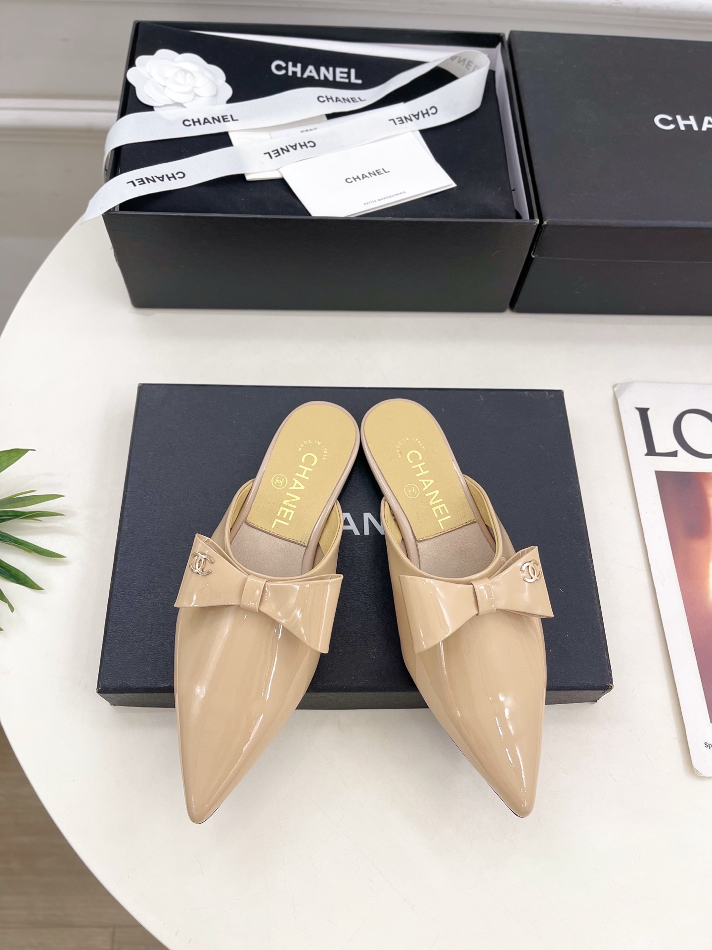 NO:411439,| Xiaoxiang 25 2025 Spring and summer new product Xiaoxiang pointed bow half-slipper series is available. The most outstanding person in the BS fashion circle. The matching will interpret the meticulous, minimalist, and never faded classic elements. Show the unique style of dressing so beautiful that there is nothing to say. A must-have for summer... ━━━━━━━━━━━━━━━━━━━━━━━━━━━━━━━━━━━━━━━━━━━━━━━━━━━━━━━━━━━━━━━━━━━━━━━━━━━━━━━━━━━━━━━━━━━━━━━━━━━━━━━━━━━━━━━━━━━━━━━━━━━━━━━━━━━━━━━━━━━━━━�19860909| 小香 25 2025 春夏新品 小香尖头蝴蝶结半拖鞋系列上新 BS时尚圈的绝绝子 搭配将演绎着细致 极简 永不褪去的经典元素 展现与众不同的穿搭风格美到无话可说 夏季必入款…… ━━━━━ t ━━━━━ 鞋面原版高定制牛漆皮 内里进口混种羊皮里 大底原版意大利真皮大底 跟高平底 鞋码: 35-39（40.41定制不退换）,半拖,slippers,sheepskin,Leather soles,Women's Shoes