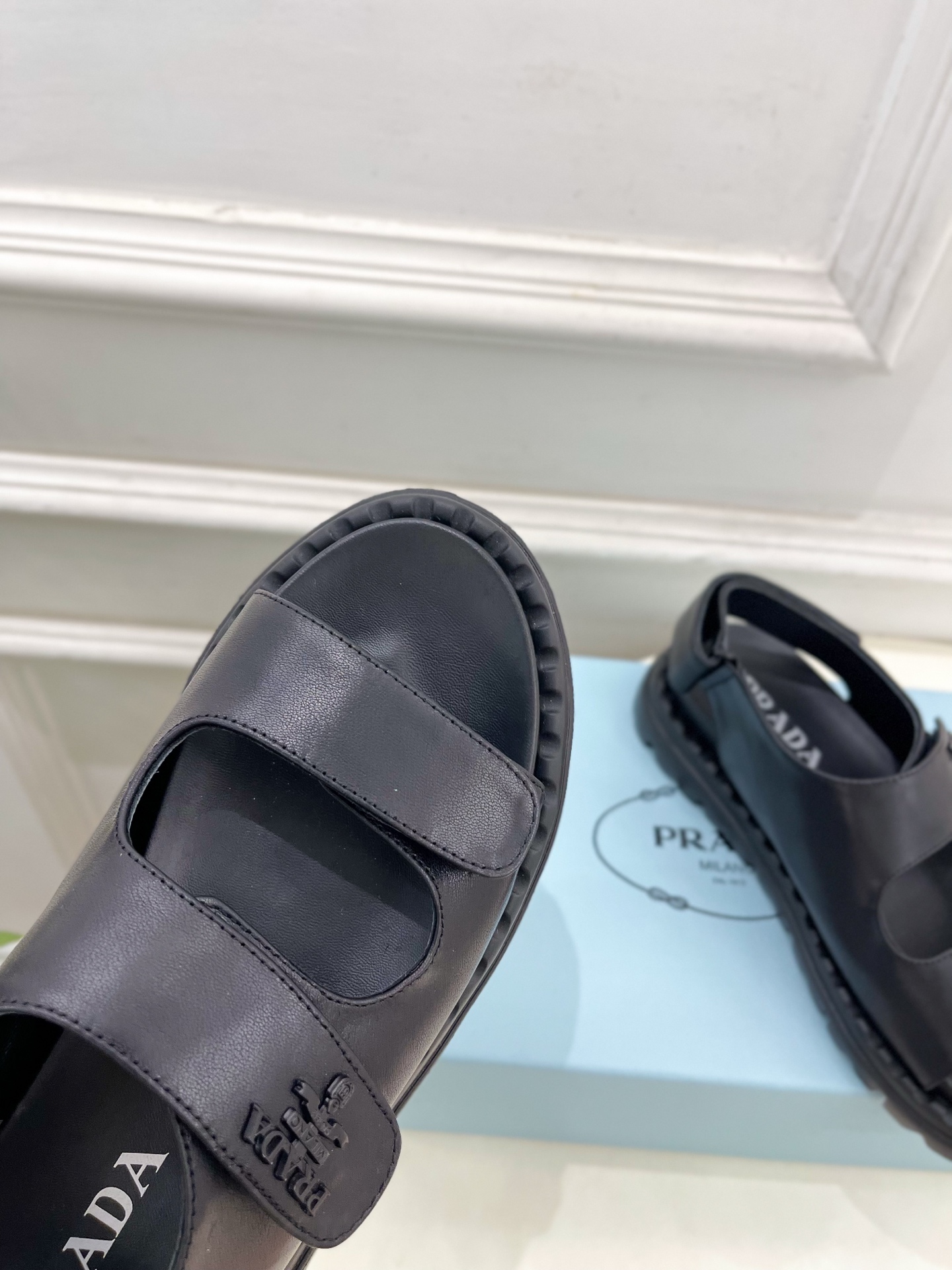  PRADA 普拉达 25𝐬𝐬 
🌈2025春夏新品 专柜走秀款 休闲情侣款沙滩凉鞋系列〰
◽鞋面：原版