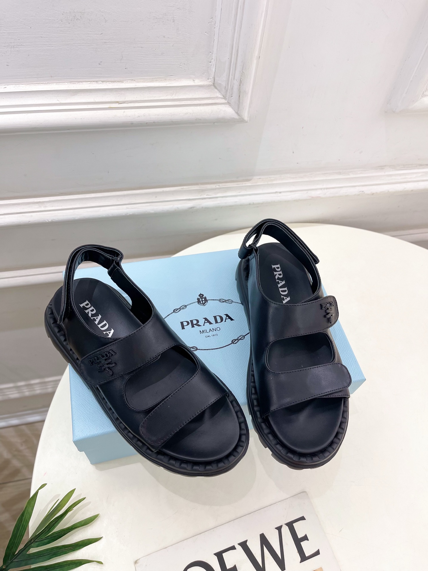  PRADA 普拉达 25𝐬𝐬 
🌈2025春夏新品 专柜走秀款 休闲情侣款沙滩凉鞋系列〰
◽鞋面：原版