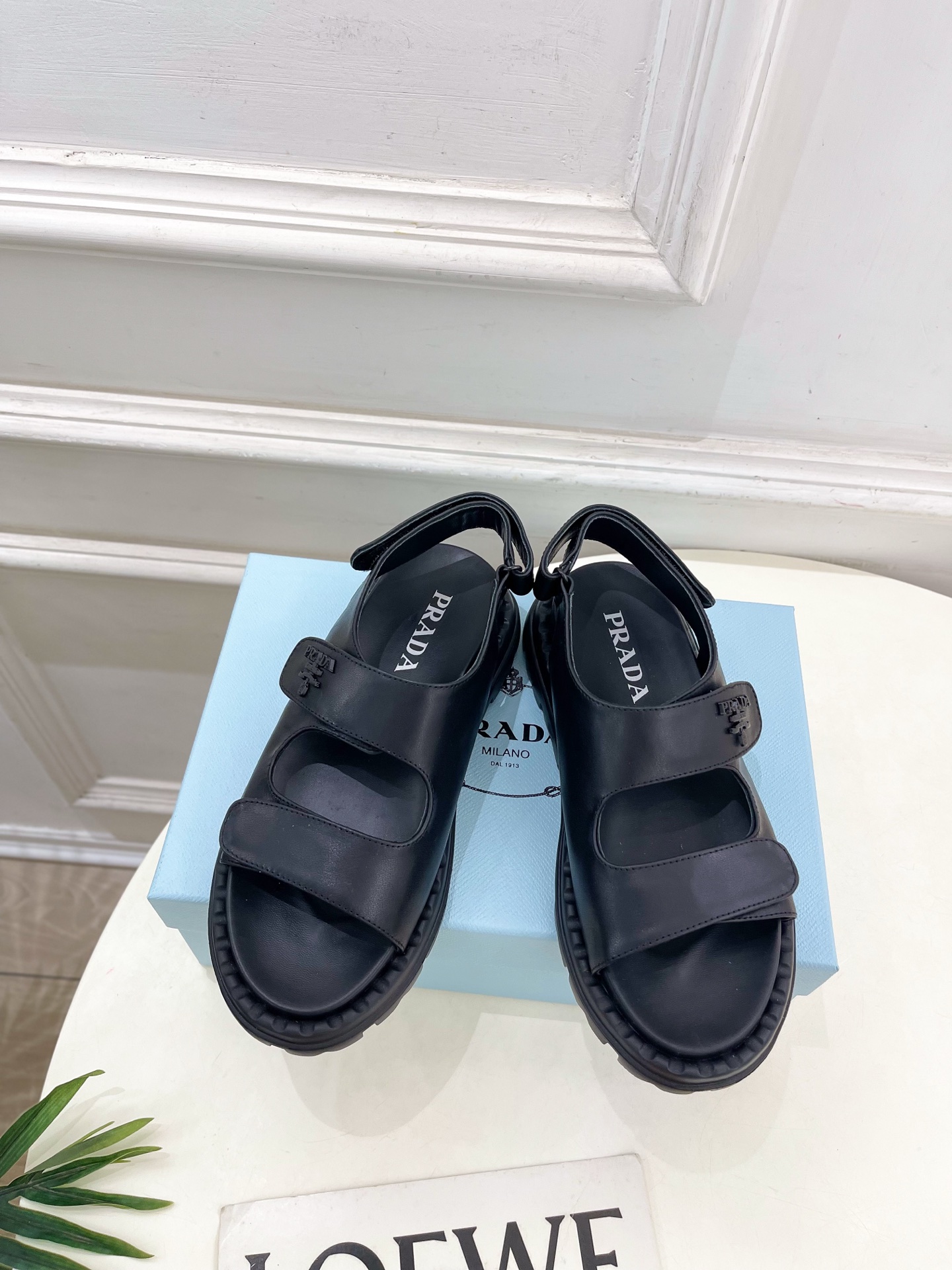  PRADA 普拉达 25𝐬𝐬 
🌈2025春夏新品 专柜走秀款 休闲情侣款沙滩凉鞋系列〰
◽鞋面：原版