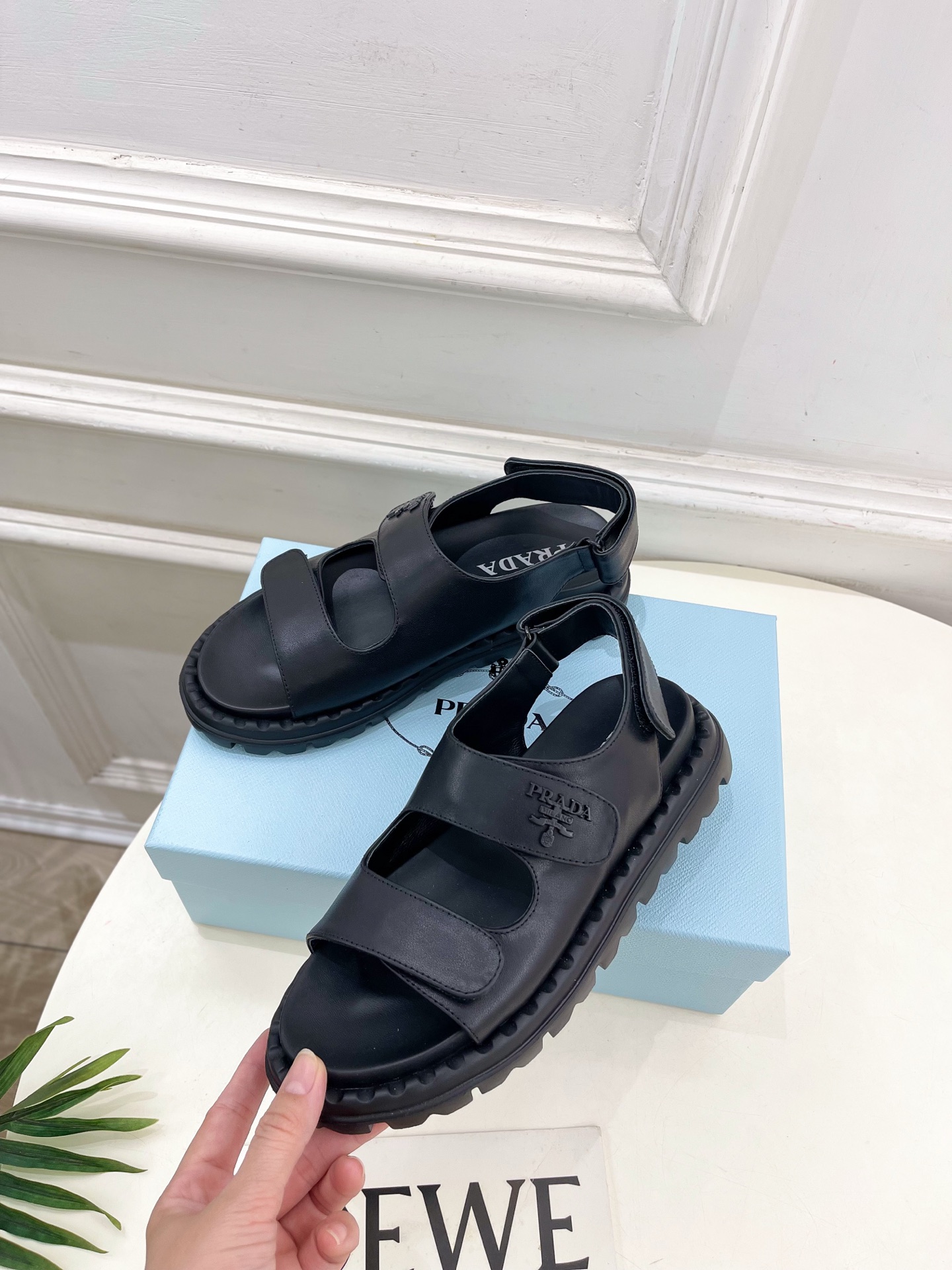  PRADA 普拉达 25𝐬𝐬 
🌈2025春夏新品 专柜走秀款 休闲情侣款沙滩凉鞋系列〰
◽鞋面：原版