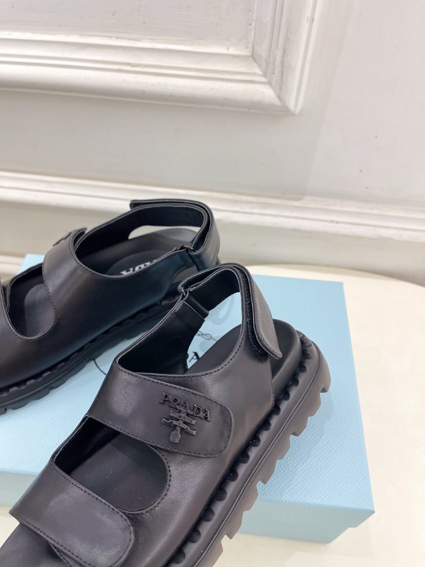 PRADA 普拉达 25𝐬𝐬 
🌈2025春夏新品 专柜走秀款 休闲情侣款沙滩凉鞋系列〰
◽鞋面：原版