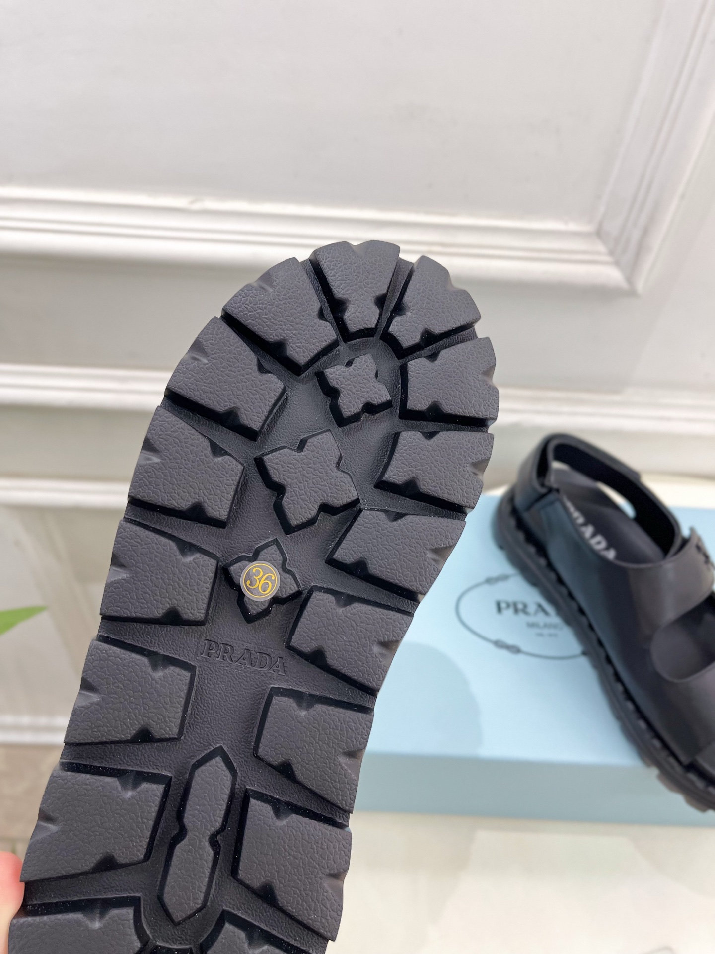  PRADA 普拉达 25𝐬𝐬 
🌈2025春夏新品 专柜走秀款 休闲情侣款沙滩凉鞋系列〰
◽鞋面：原版