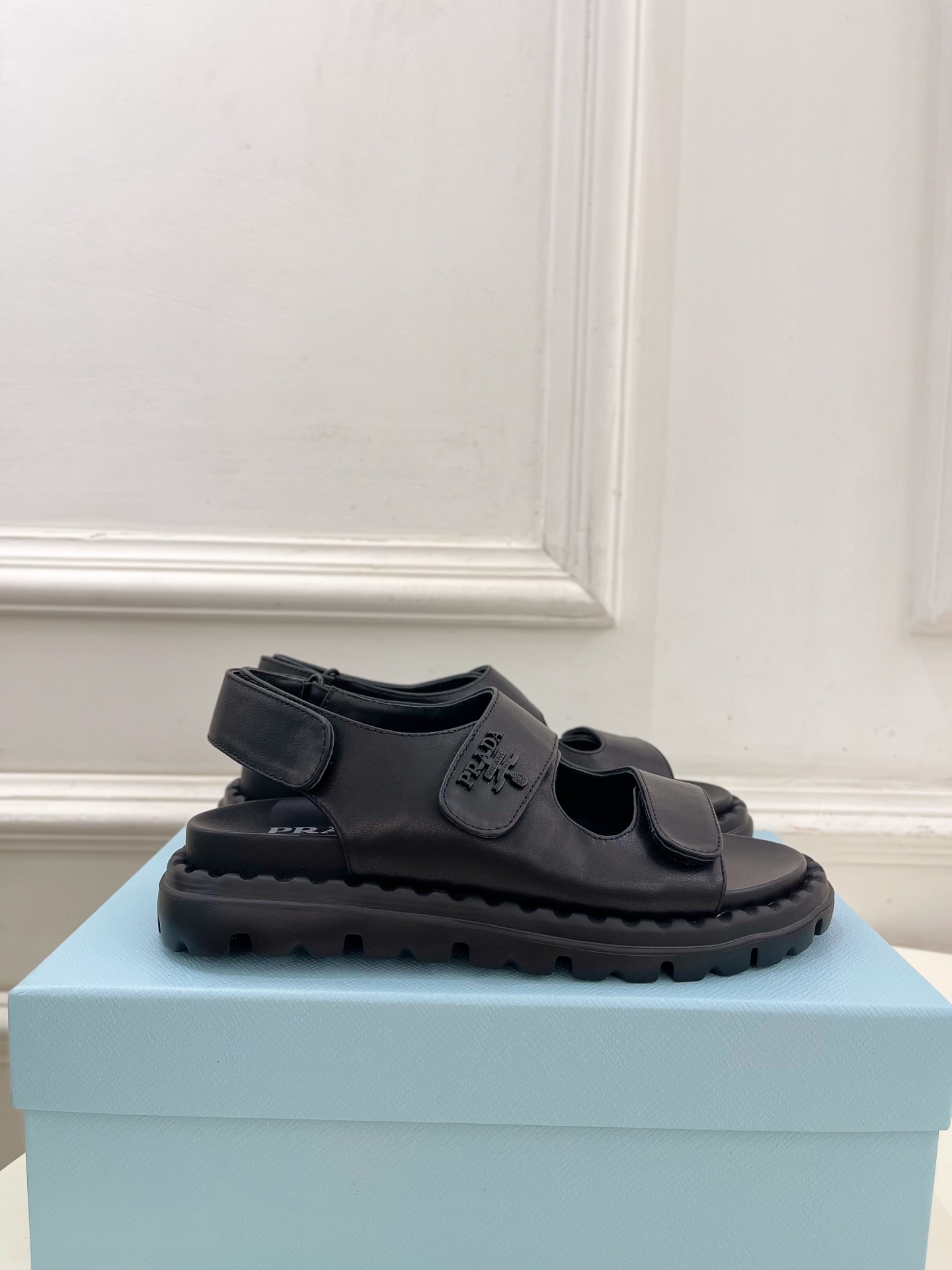  PRADA 普拉达 25𝐬𝐬 
🌈2025春夏新品 专柜走秀款 休闲情侣款沙滩凉鞋系列〰
◽鞋面：原版