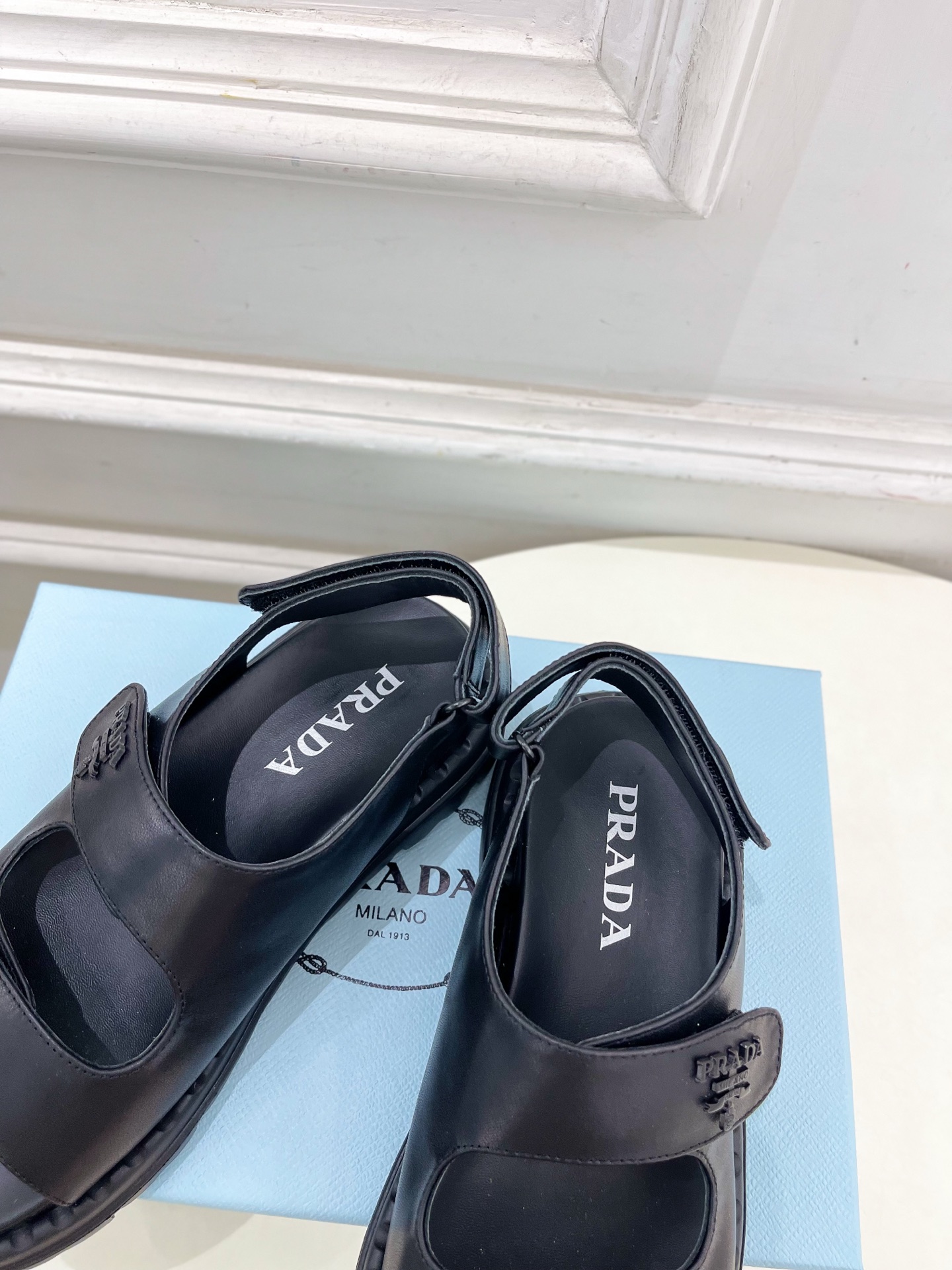  PRADA 普拉达 25𝐬𝐬 
🌈2025春夏新品 专柜走秀款 休闲情侣款沙滩凉鞋系列〰
◽鞋面：原版