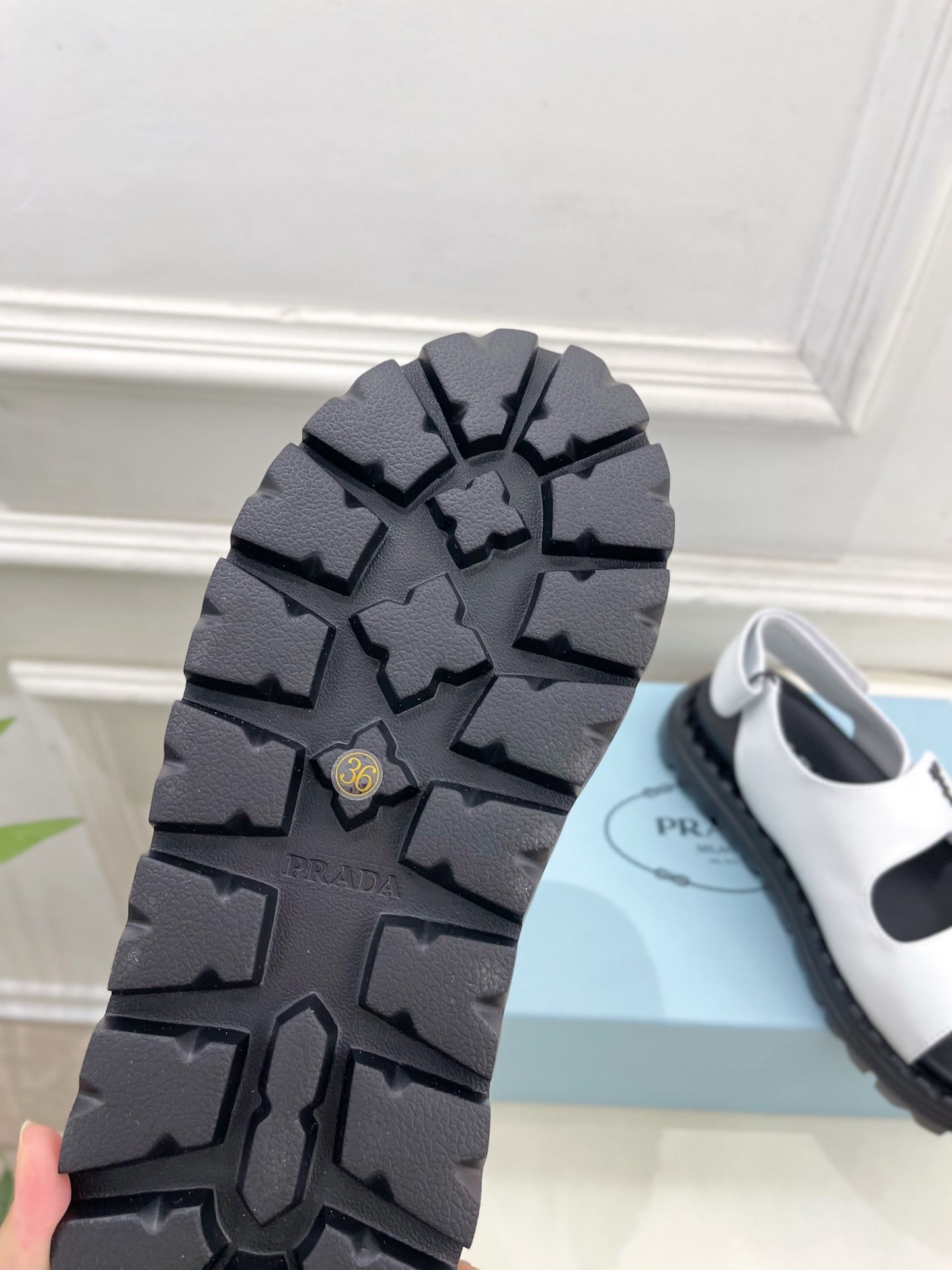  PRADA 普拉达 25𝐬𝐬 
🌈2025春夏新品 专柜走秀款 休闲情侣款沙滩凉鞋系列〰
◽鞋面：原版