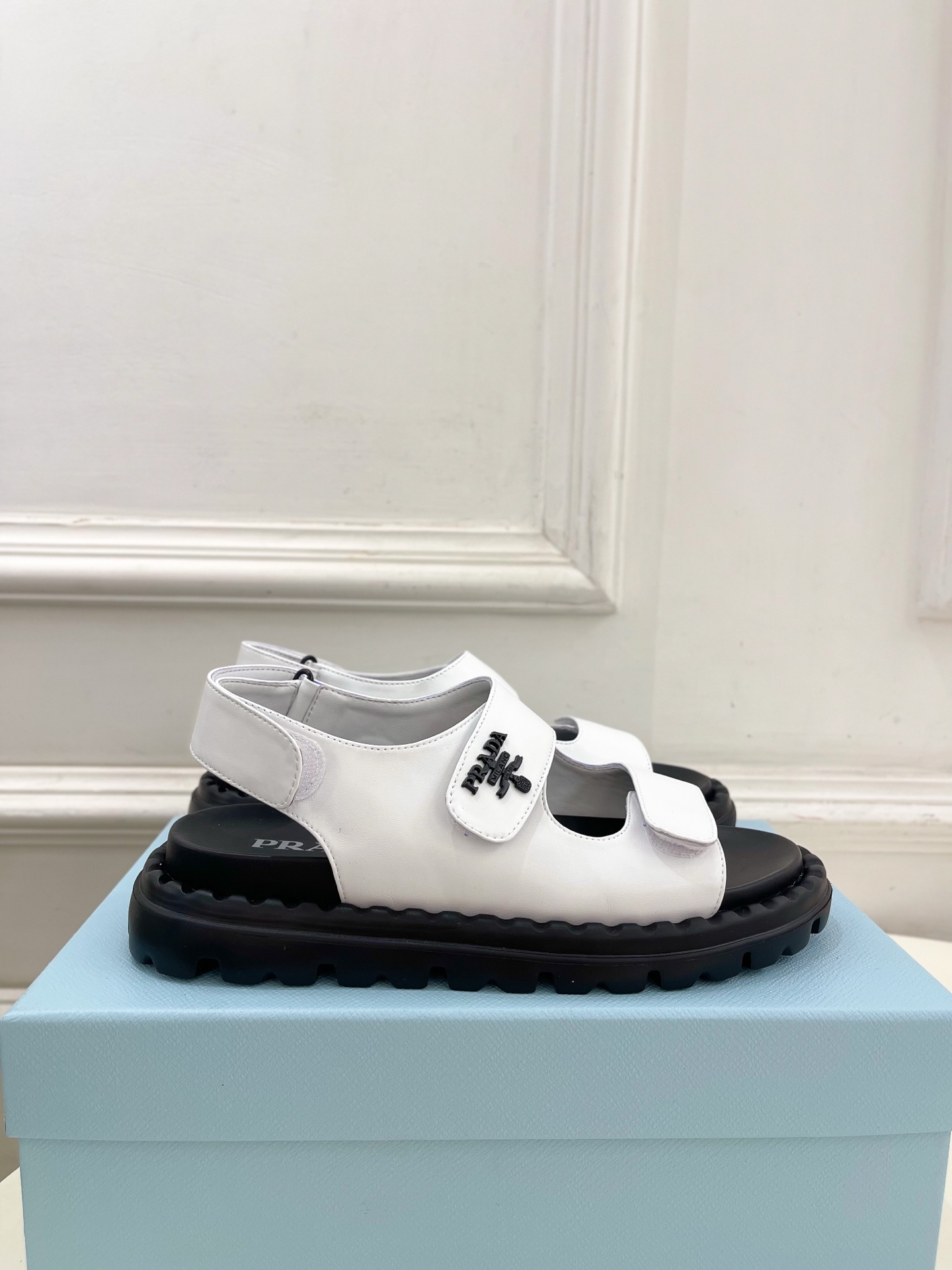  PRADA 普拉达 25𝐬𝐬 
🌈2025春夏新品 专柜走秀款 休闲情侣款沙滩凉鞋系列〰
◽鞋面：原版