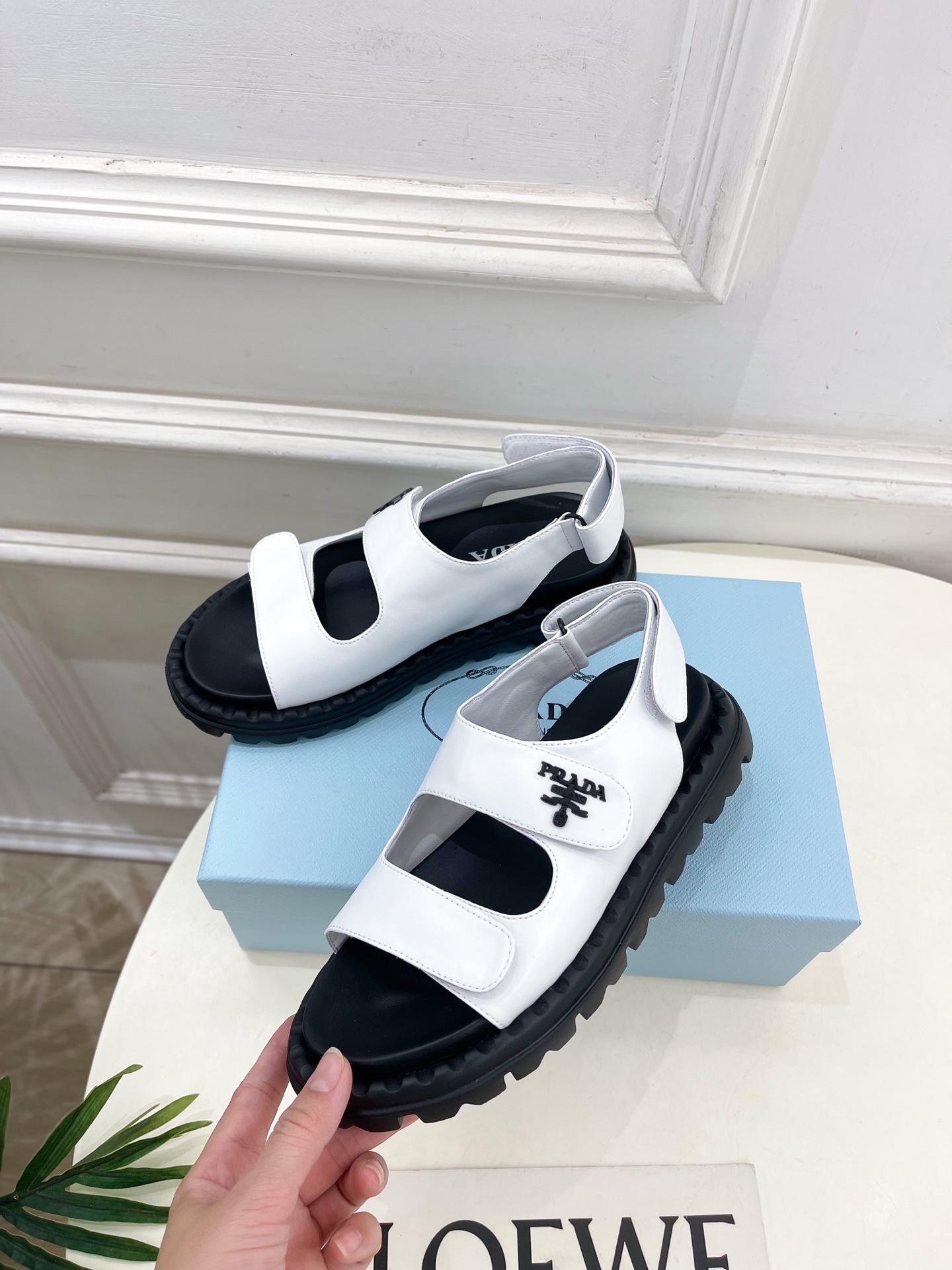  PRADA 普拉达 25𝐬𝐬 
🌈2025春夏新品 专柜走秀款 休闲情侣款沙滩凉鞋系列〰
◽鞋面：原版
