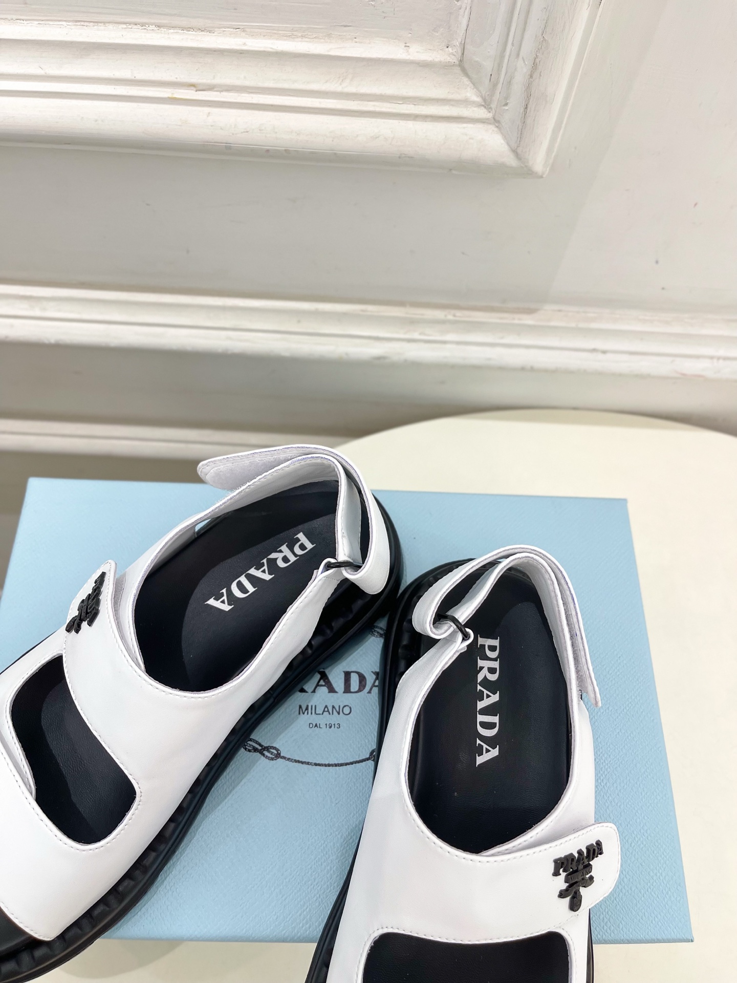 PRADA 普拉达 25𝐬𝐬 
🌈2025春夏新品 专柜走秀款 休闲情侣款沙滩凉鞋系列〰
◽鞋面：原版