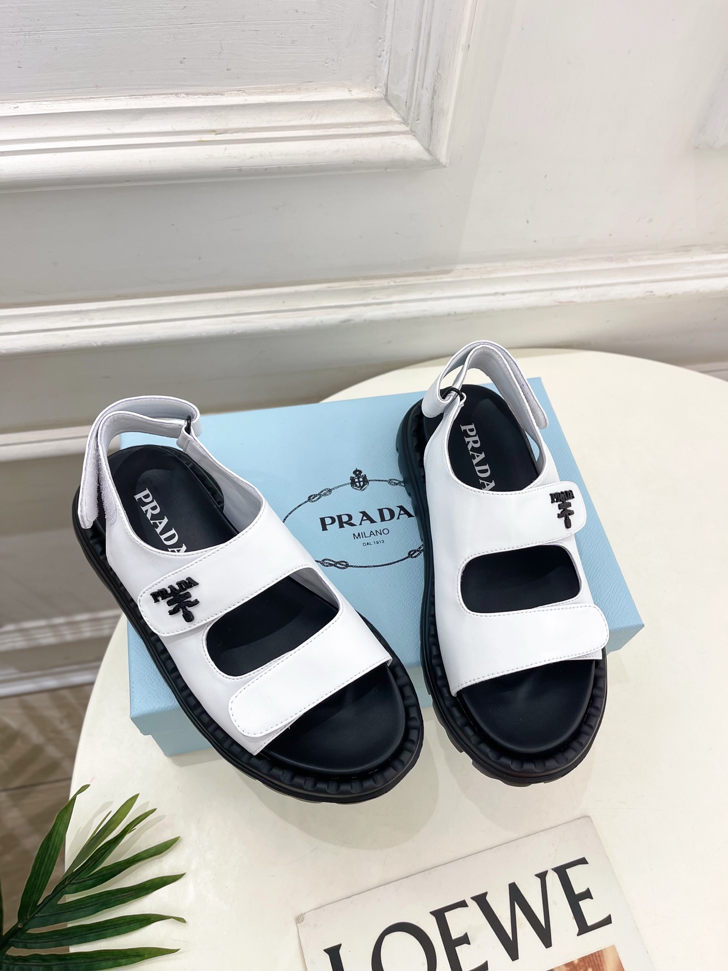  PRADA 普拉达 25𝐬𝐬 
🌈2025春夏新品 专柜走秀款 休闲情侣款沙滩凉鞋系列〰
◽鞋面：原版