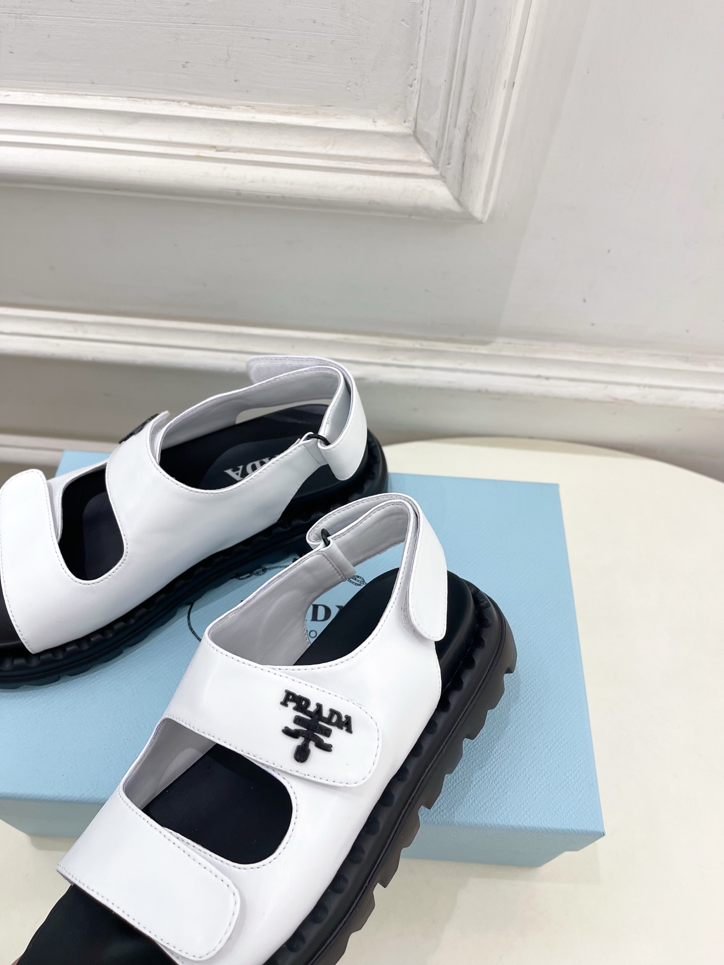  PRADA 普拉达 25𝐬𝐬 
🌈2025春夏新品 专柜走秀款 休闲情侣款沙滩凉鞋系列〰
◽鞋面：原版