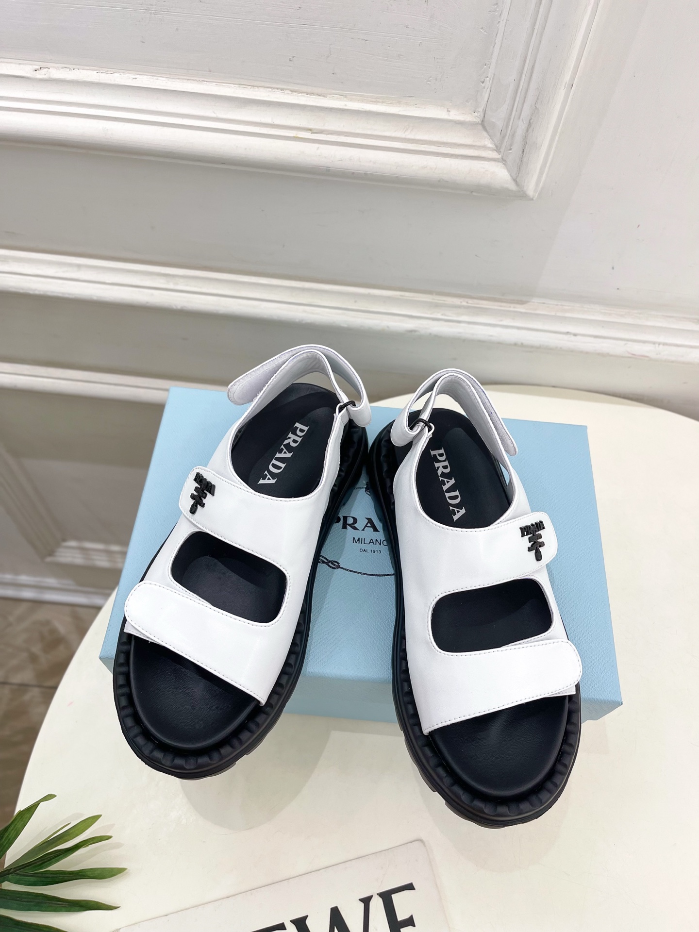  PRADA 普拉达 25𝐬𝐬 
🌈2025春夏新品 专柜走秀款 休闲情侣款沙滩凉鞋系列〰
◽鞋面：原版