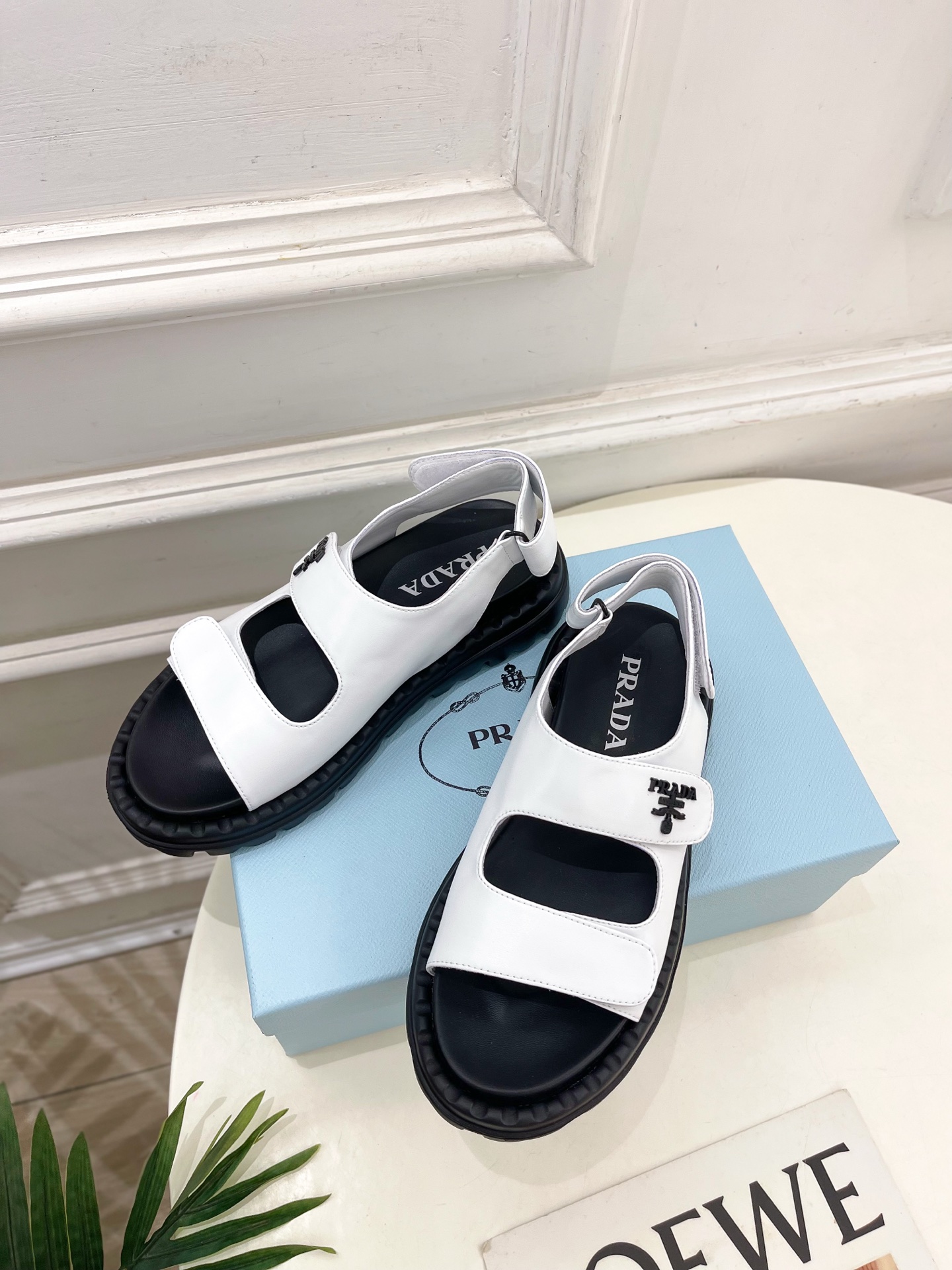  PRADA 普拉达 25𝐬𝐬 
🌈2025春夏新品 专柜走秀款 休闲情侣款沙滩凉鞋系列〰
◽鞋面：原版