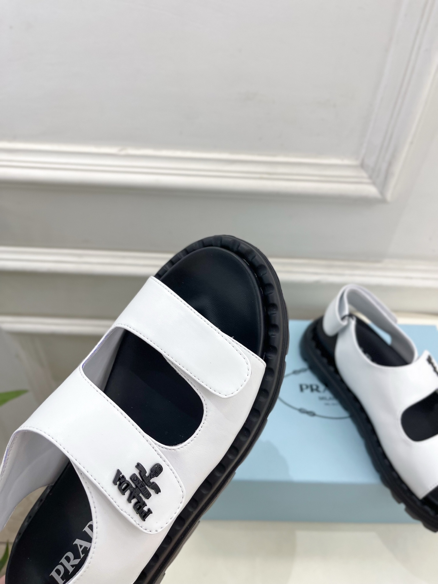  PRADA 普拉达 25𝐬𝐬 
🌈2025春夏新品 专柜走秀款 休闲情侣款沙滩凉鞋系列〰
◽鞋面：原版