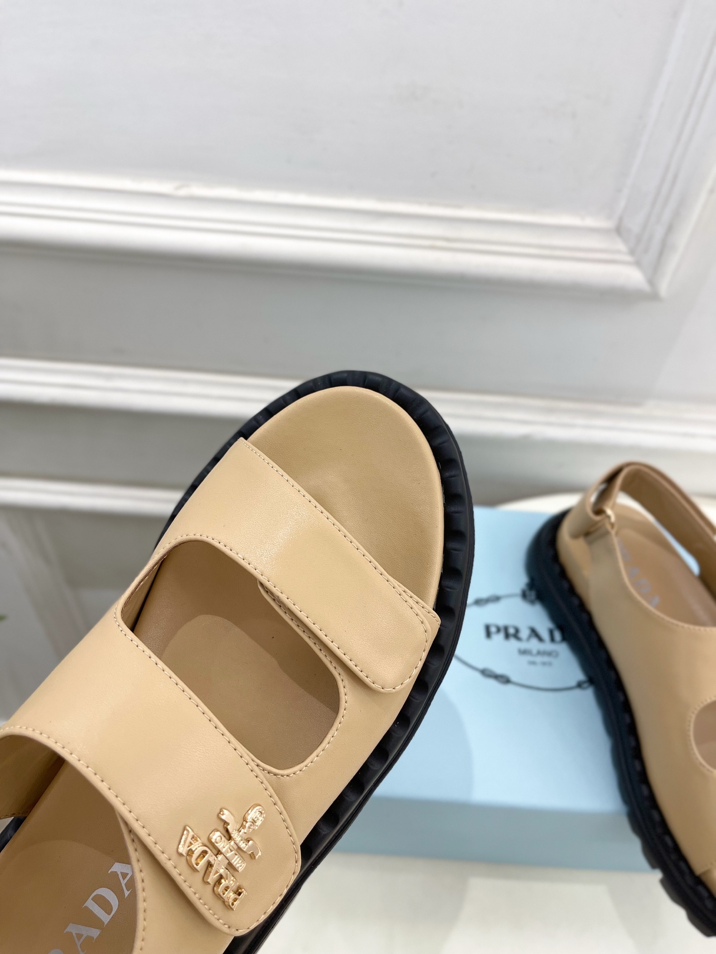  PRADA 普拉达 25𝐬𝐬 
🌈2025春夏新品 专柜走秀款 休闲情侣款沙滩凉鞋系列〰
◽鞋面：原版
