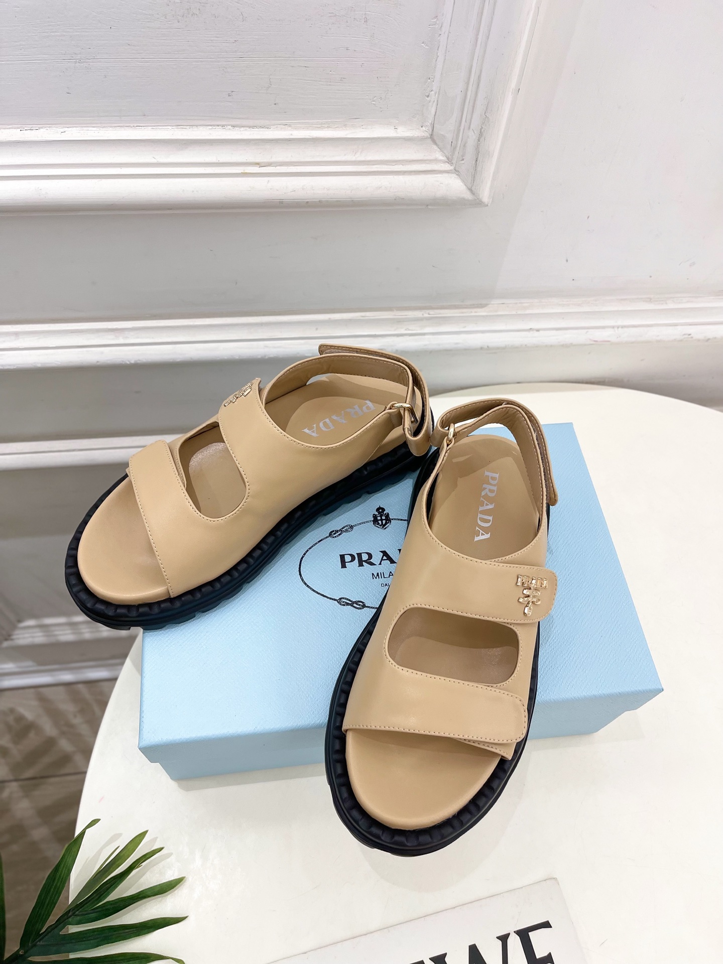  PRADA 普拉达 25𝐬𝐬 
🌈2025春夏新品 专柜走秀款 休闲情侣款沙滩凉鞋系列〰
◽鞋面：原版