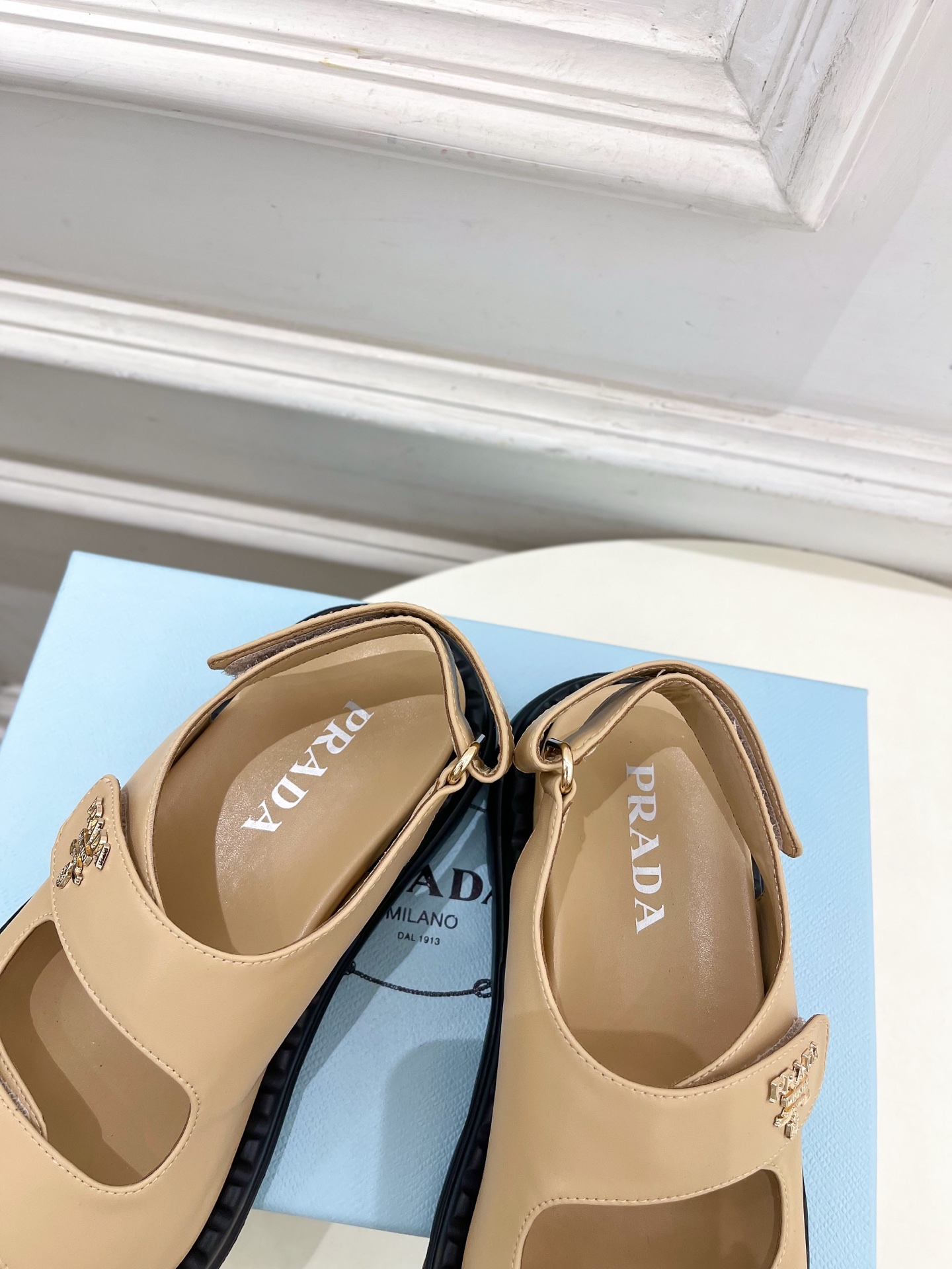  PRADA 普拉达 25𝐬𝐬 
🌈2025春夏新品 专柜走秀款 休闲情侣款沙滩凉鞋系列〰
◽鞋面：原版