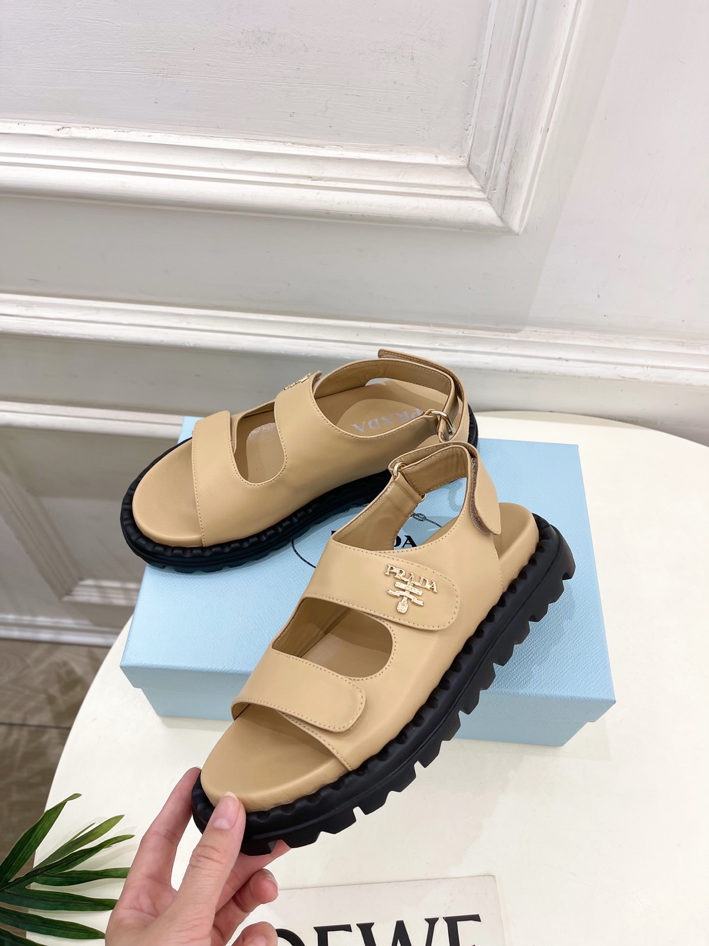  PRADA 普拉达 25𝐬𝐬 
🌈2025春夏新品 专柜走秀款 休闲情侣款沙滩凉鞋系列〰
◽鞋面：原版