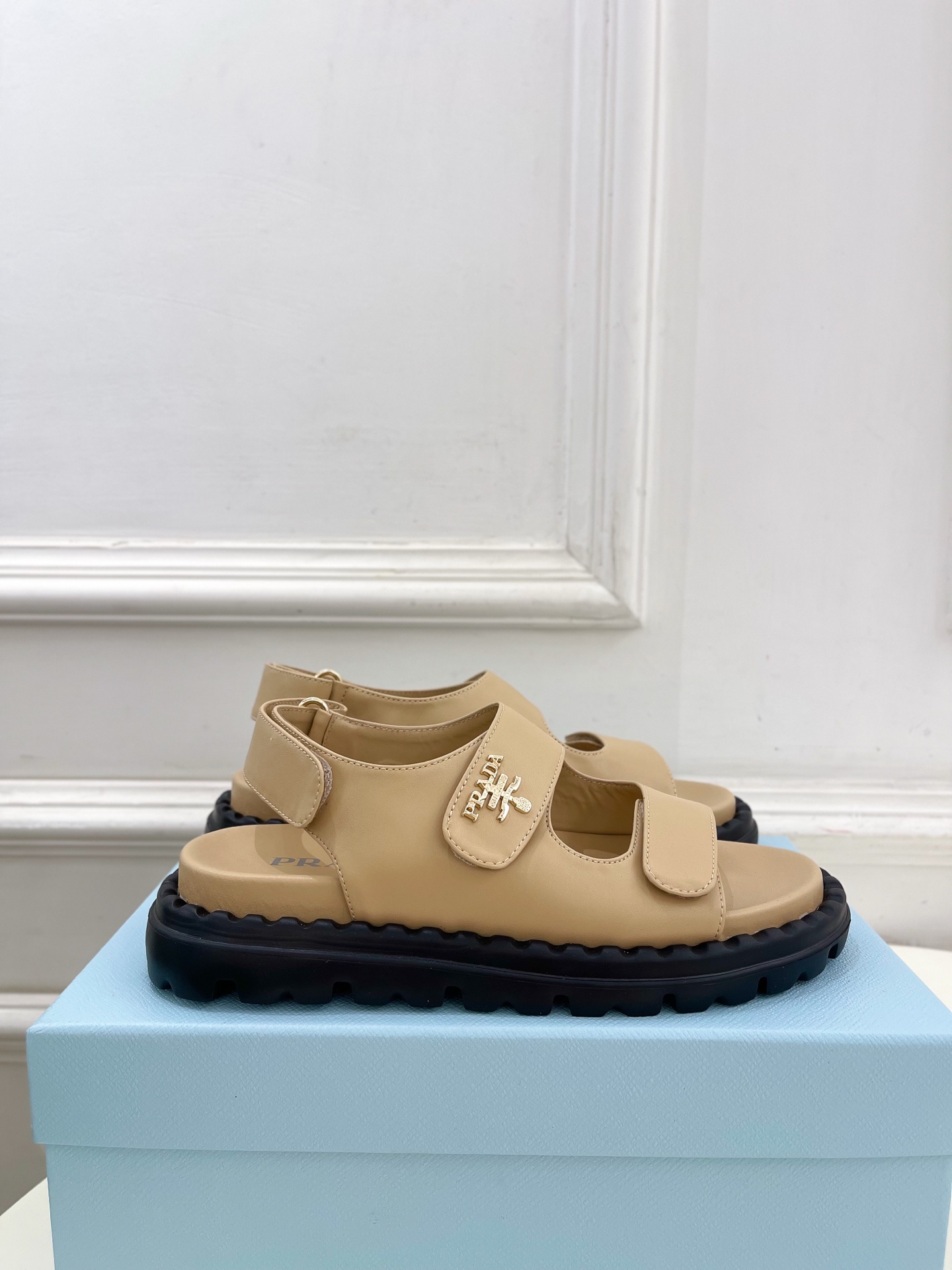  PRADA 普拉达 25𝐬𝐬 
🌈2025春夏新品 专柜走秀款 休闲情侣款沙滩凉鞋系列〰
◽鞋面：原版