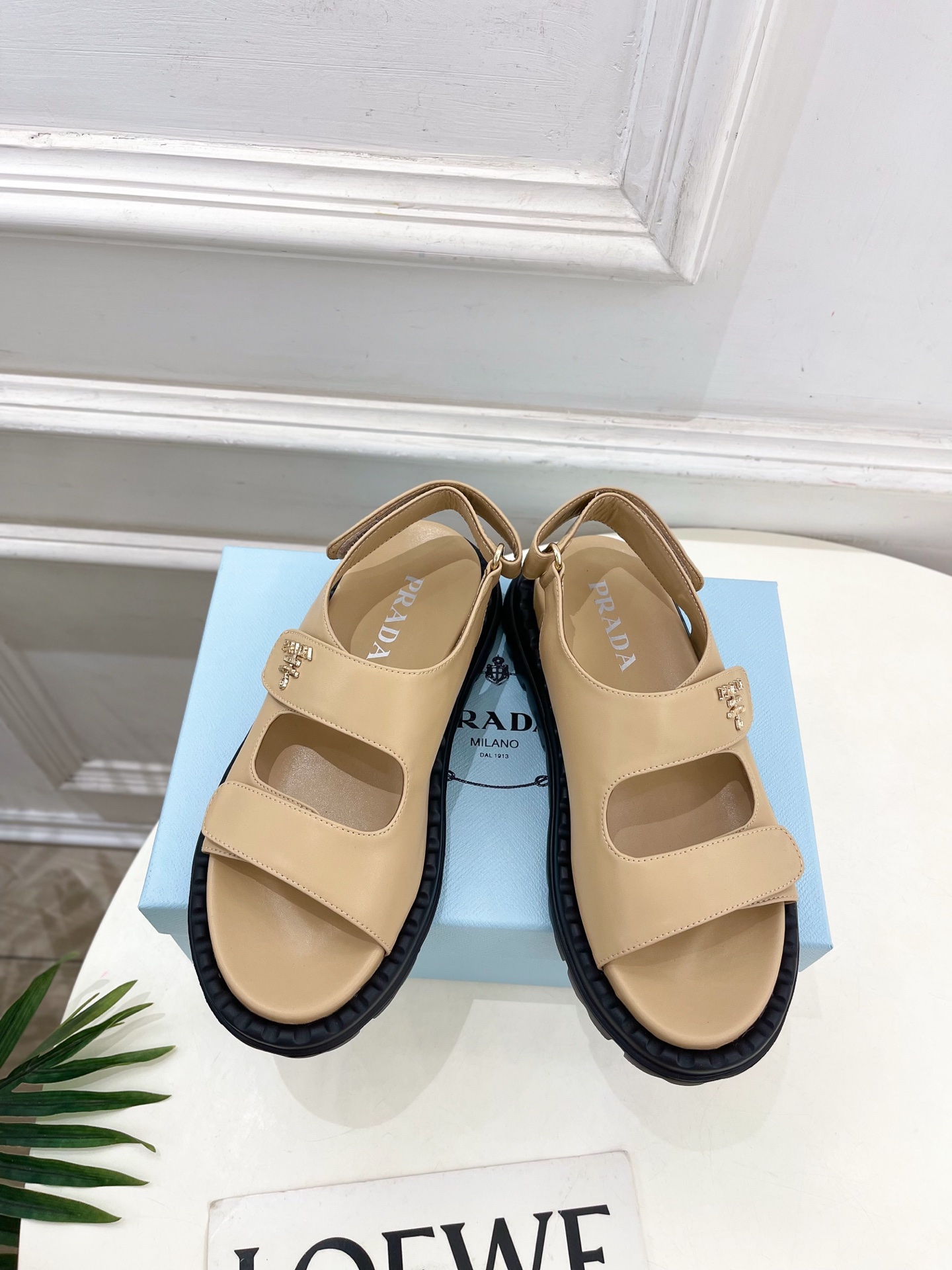  PRADA 普拉达 25𝐬𝐬 
🌈2025春夏新品 专柜走秀款 休闲情侣款沙滩凉鞋系列〰
◽鞋面：原版