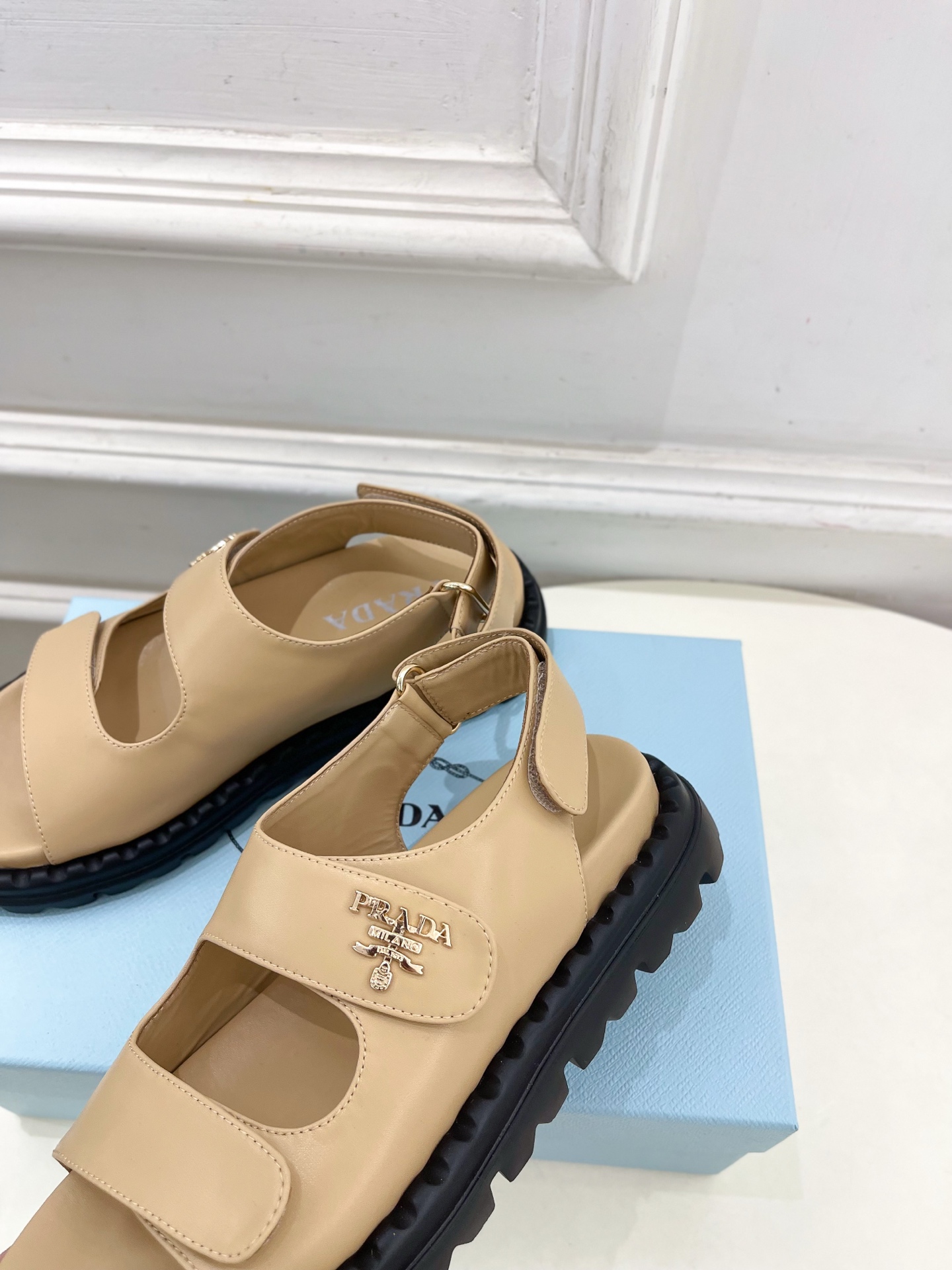  PRADA 普拉达 25𝐬𝐬 
🌈2025春夏新品 专柜走秀款 休闲情侣款沙滩凉鞋系列〰
◽鞋面：原版