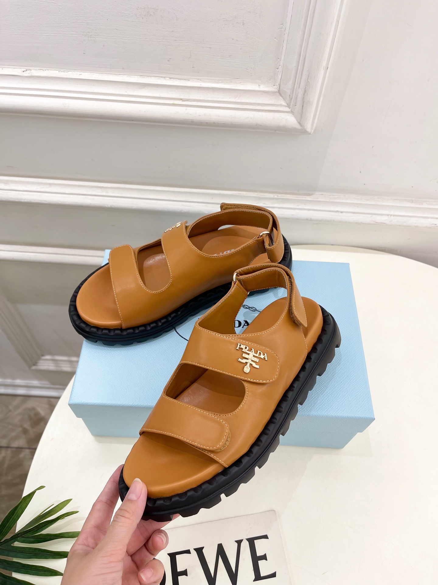  PRADA 普拉达 25𝐬𝐬 
🌈2025春夏新品 专柜走秀款 休闲情侣款沙滩凉鞋系列〰
◽鞋面：原版