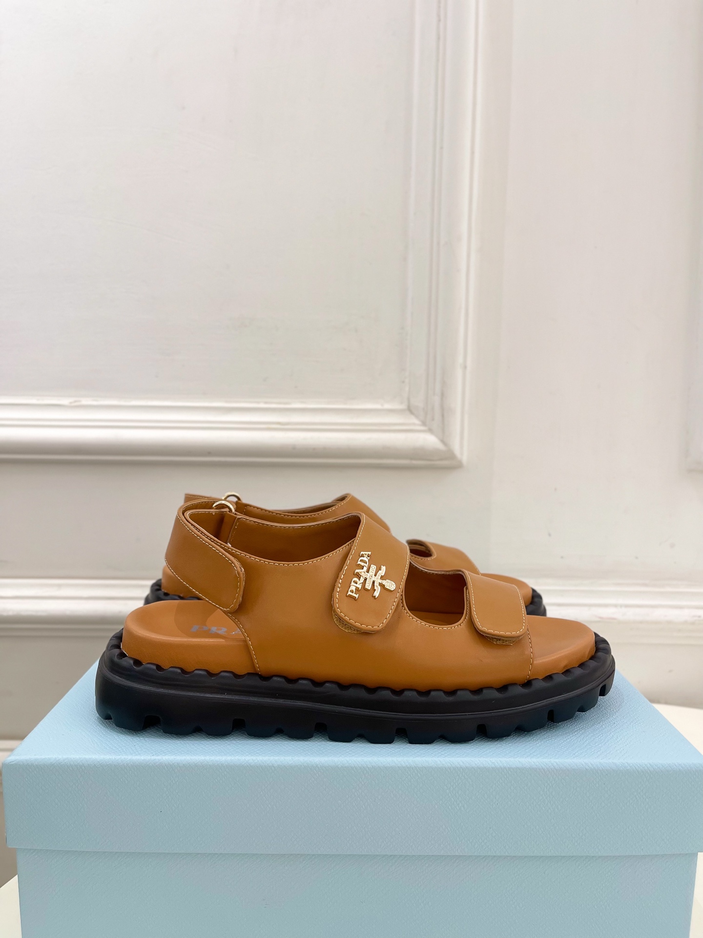  PRADA 普拉达 25𝐬𝐬 
🌈2025春夏新品 专柜走秀款 休闲情侣款沙滩凉鞋系列〰
◽鞋面：原版