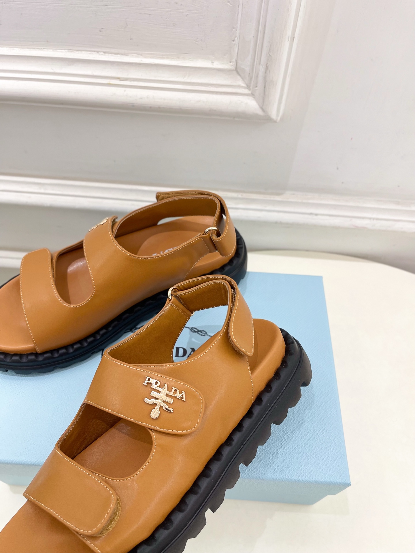  PRADA 普拉达 25𝐬𝐬 
🌈2025春夏新品 专柜走秀款 休闲情侣款沙滩凉鞋系列〰
◽鞋面：原版