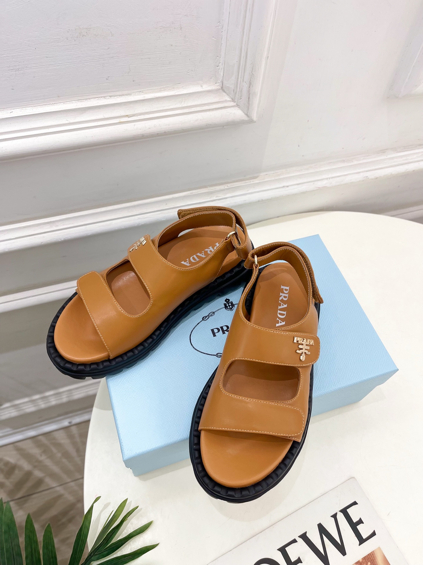  PRADA 普拉达 25𝐬𝐬 
🌈2025春夏新品 专柜走秀款 休闲情侣款沙滩凉鞋系列〰
◽鞋面：原版
