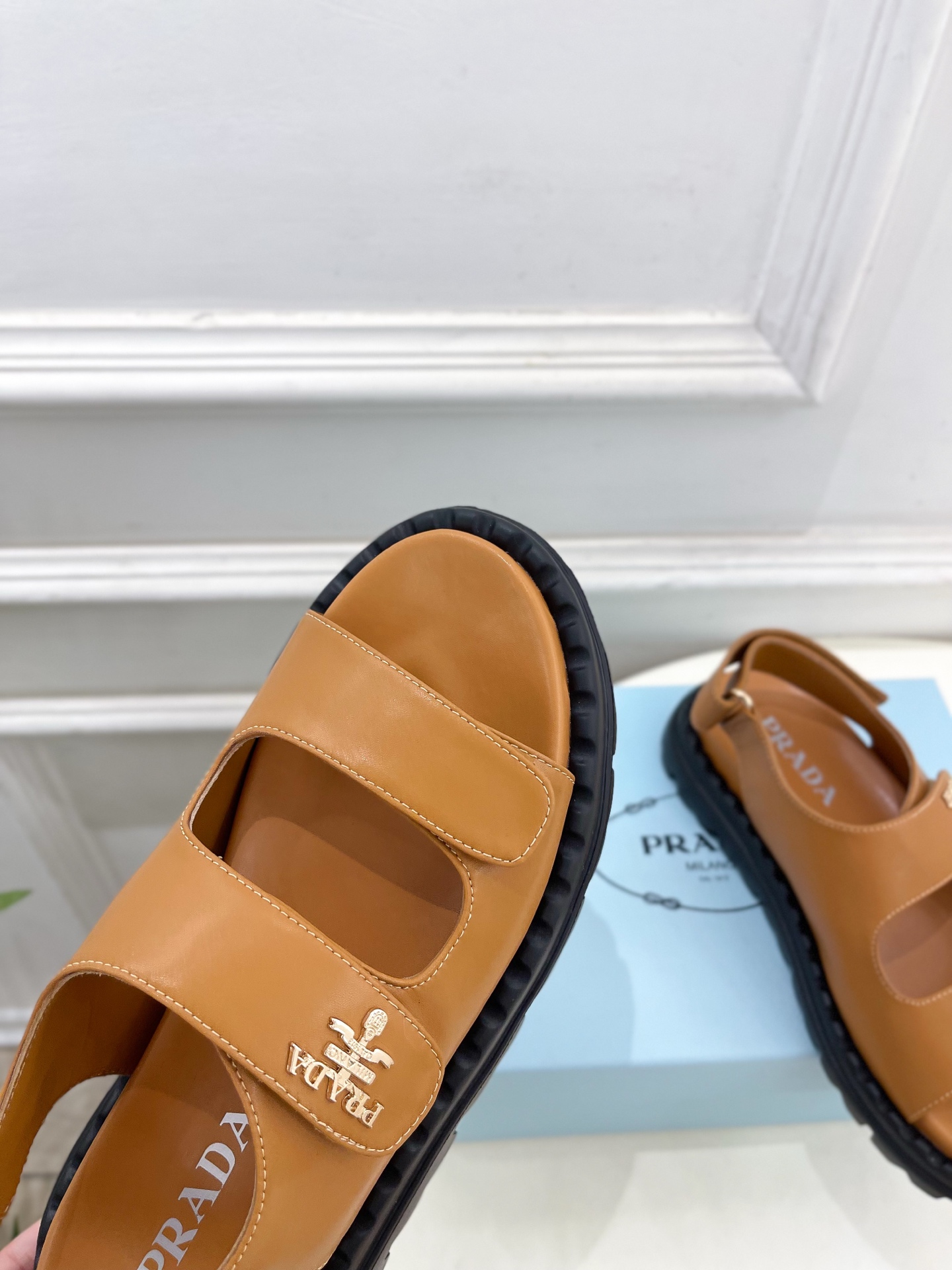  PRADA 普拉达 25𝐬𝐬 
🌈2025春夏新品 专柜走秀款 休闲情侣款沙滩凉鞋系列〰
◽鞋面：原版