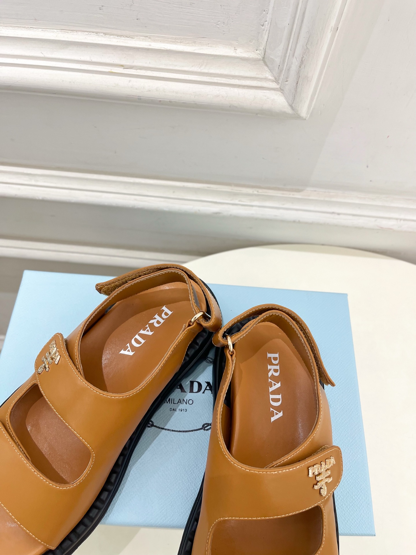  PRADA 普拉达 25𝐬𝐬 
🌈2025春夏新品 专柜走秀款 休闲情侣款沙滩凉鞋系列〰
◽鞋面：原版